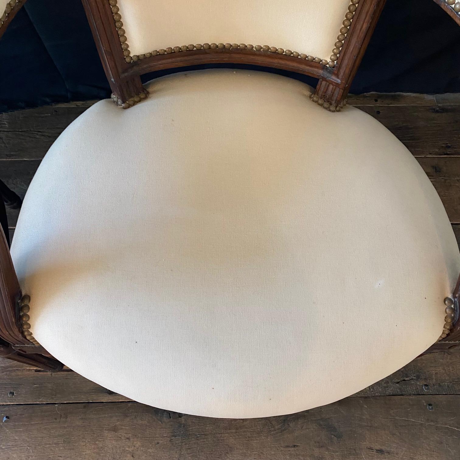 Paar französische Louis-XVI-Sessel aus handgeschnitztem Nussbaumholz oder Fauteuils im Angebot 4