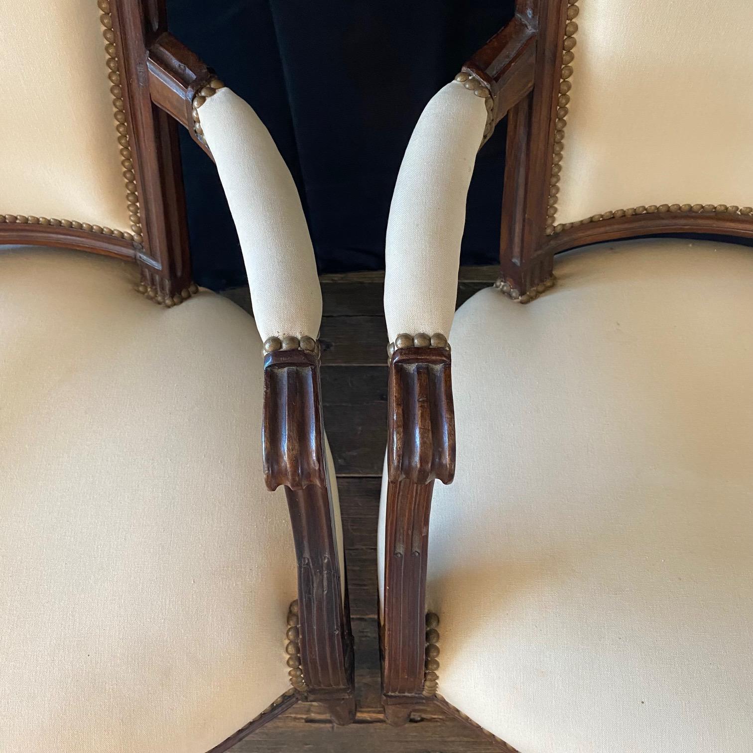 Paar französische Louis-XVI-Sessel aus handgeschnitztem Nussbaumholz oder Fauteuils im Angebot 5