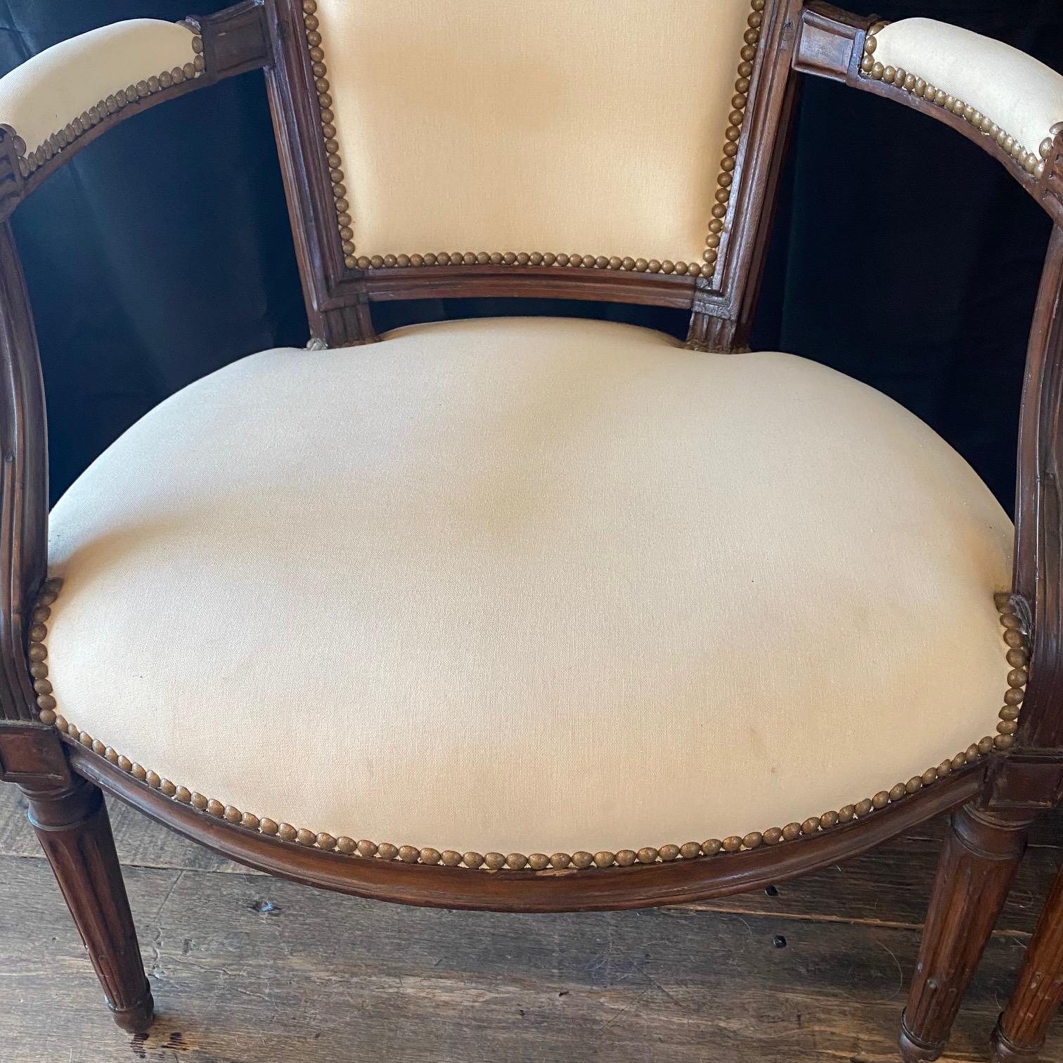 Paar französische Louis-XVI-Sessel aus handgeschnitztem Nussbaumholz oder Fauteuils im Angebot 6