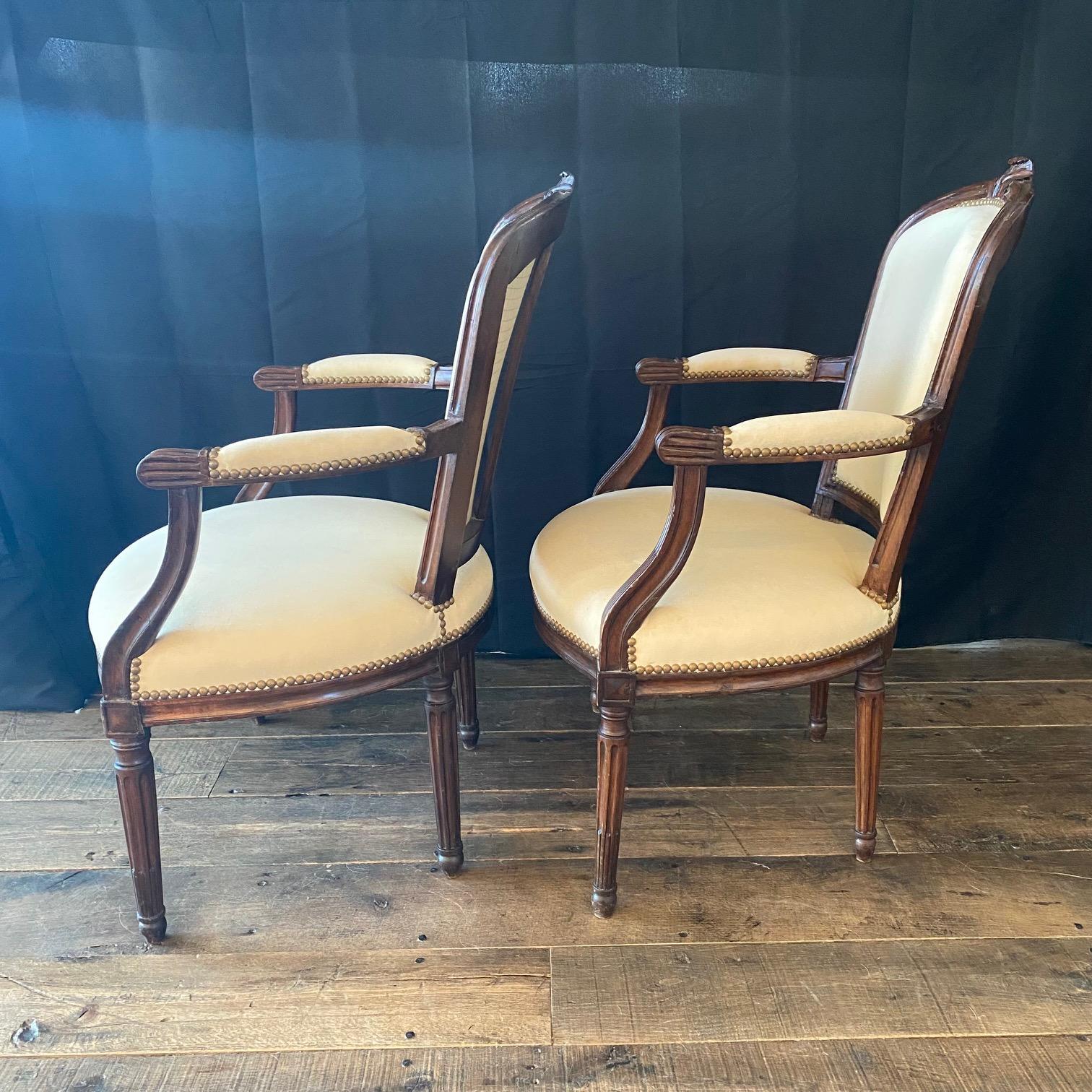 Paar französische Louis-XVI-Sessel aus handgeschnitztem Nussbaumholz oder Fauteuils (Louis XVI.) im Angebot