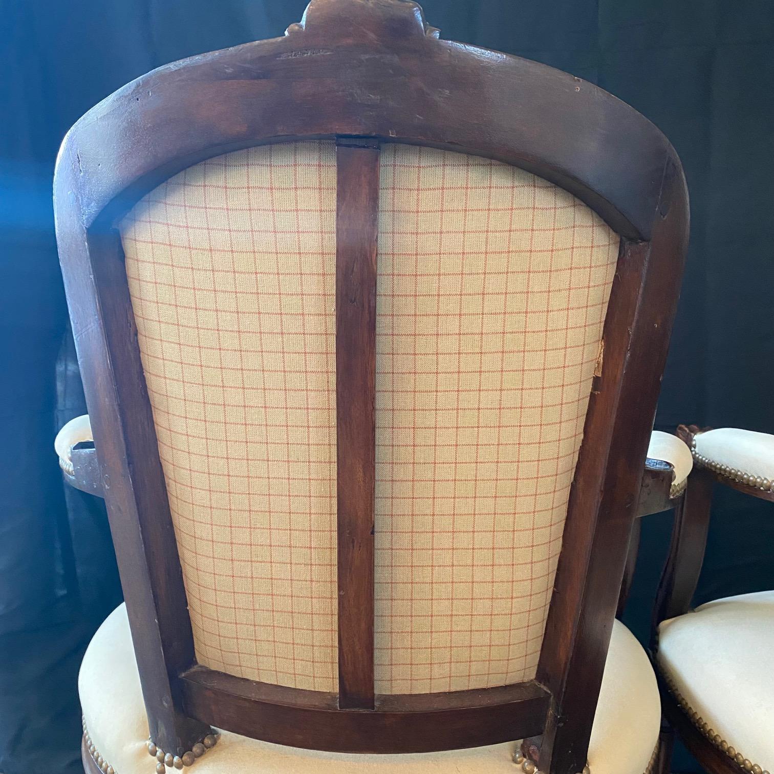 Paar französische Louis-XVI-Sessel aus handgeschnitztem Nussbaumholz oder Fauteuils (Französisch) im Angebot