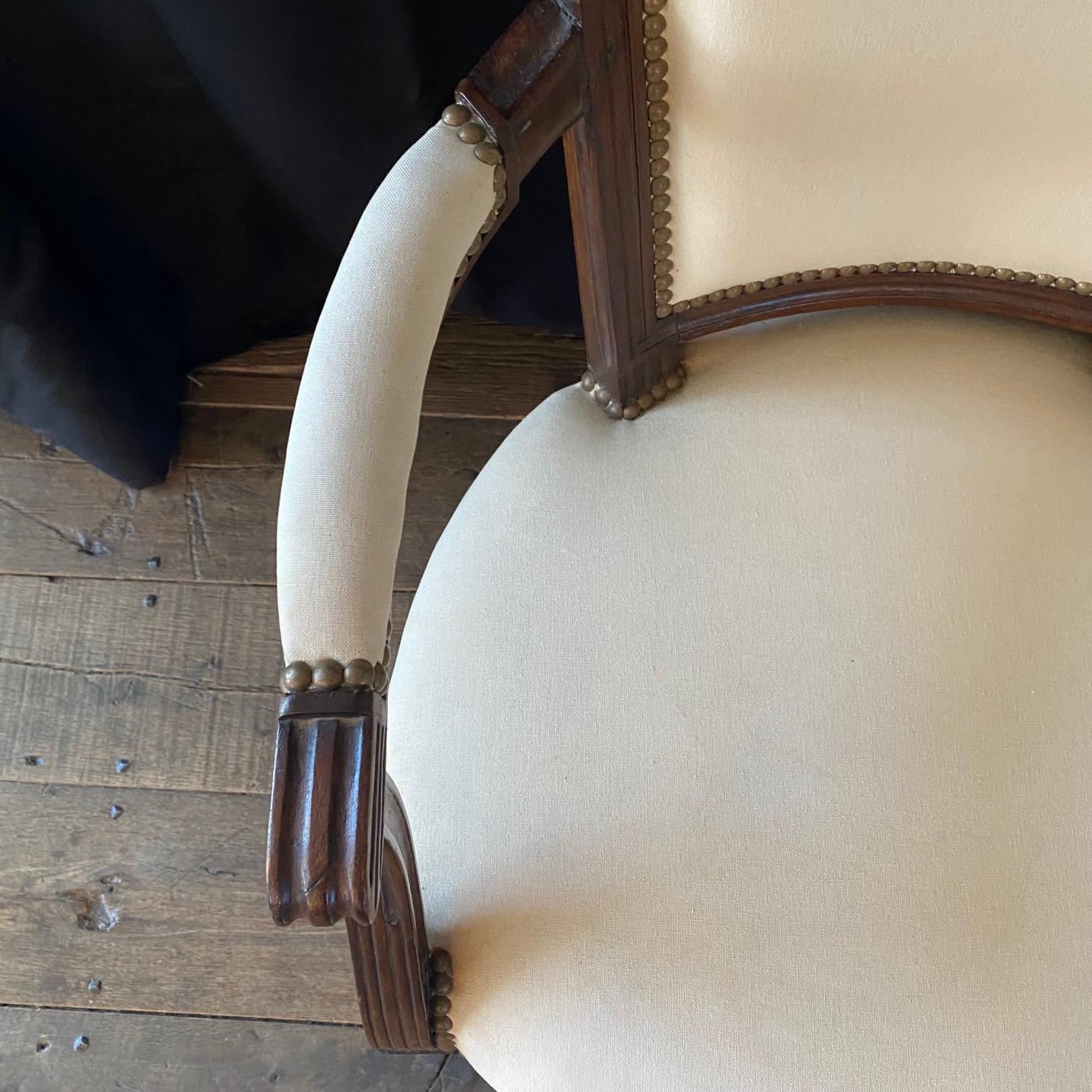 Paar französische Louis-XVI-Sessel aus handgeschnitztem Nussbaumholz oder Fauteuils (19. Jahrhundert) im Angebot
