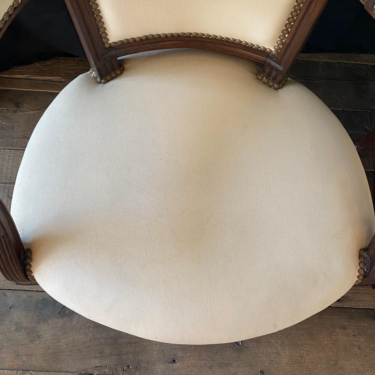 Paar französische Louis-XVI-Sessel aus handgeschnitztem Nussbaumholz oder Fauteuils (Seide) im Angebot