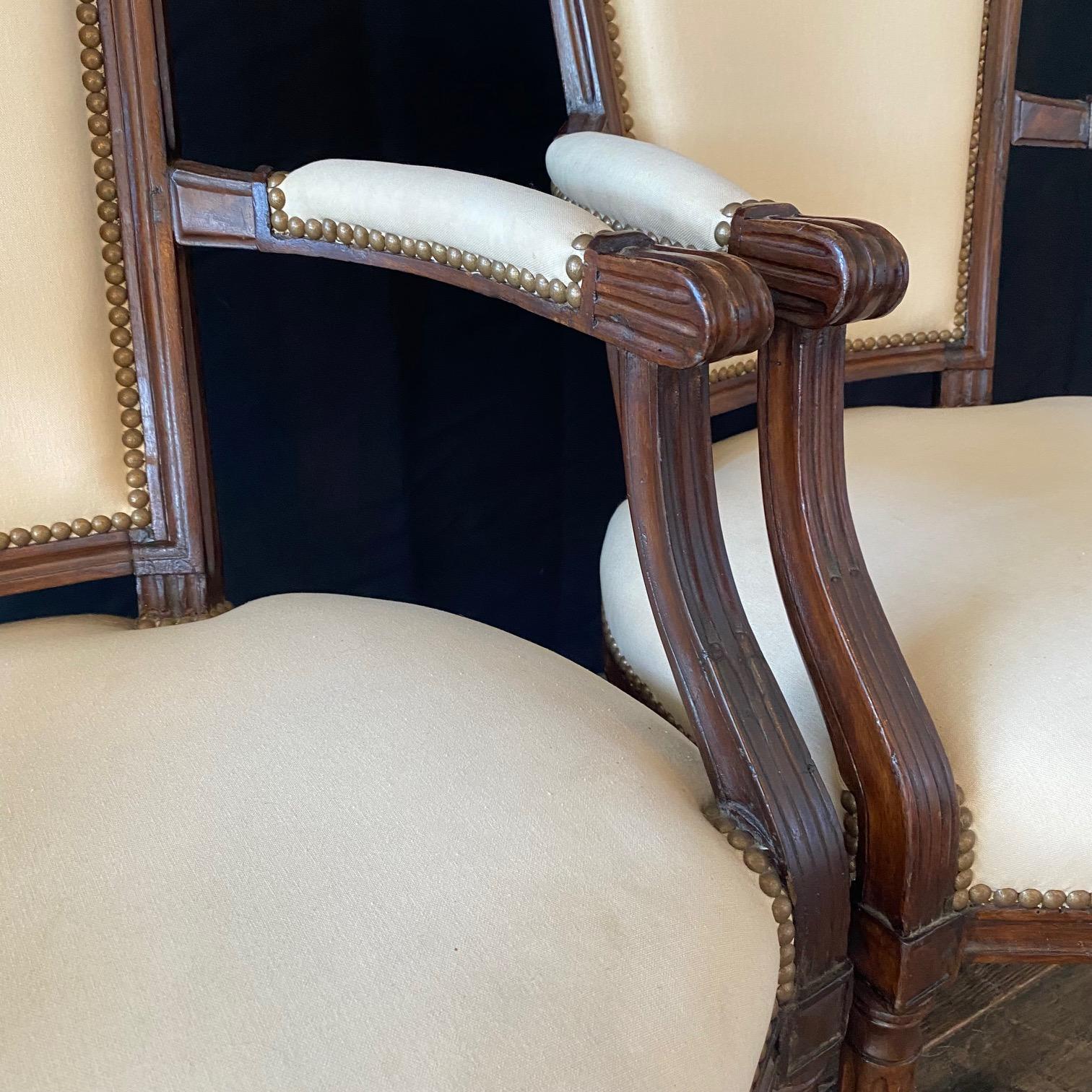 Paar französische Louis-XVI-Sessel aus handgeschnitztem Nussbaumholz oder Fauteuils im Angebot 1