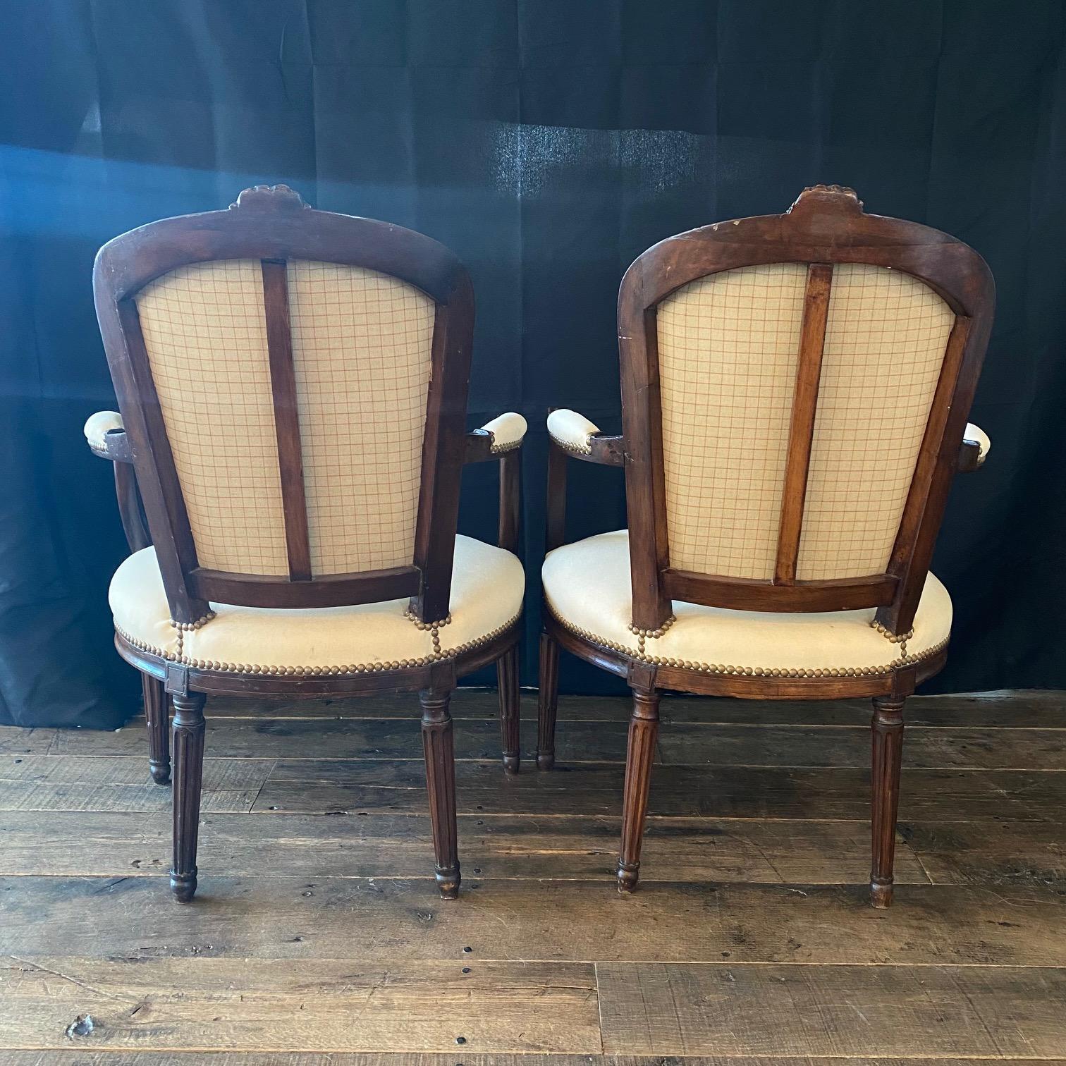Paar französische Louis-XVI-Sessel aus handgeschnitztem Nussbaumholz oder Fauteuils im Angebot 2