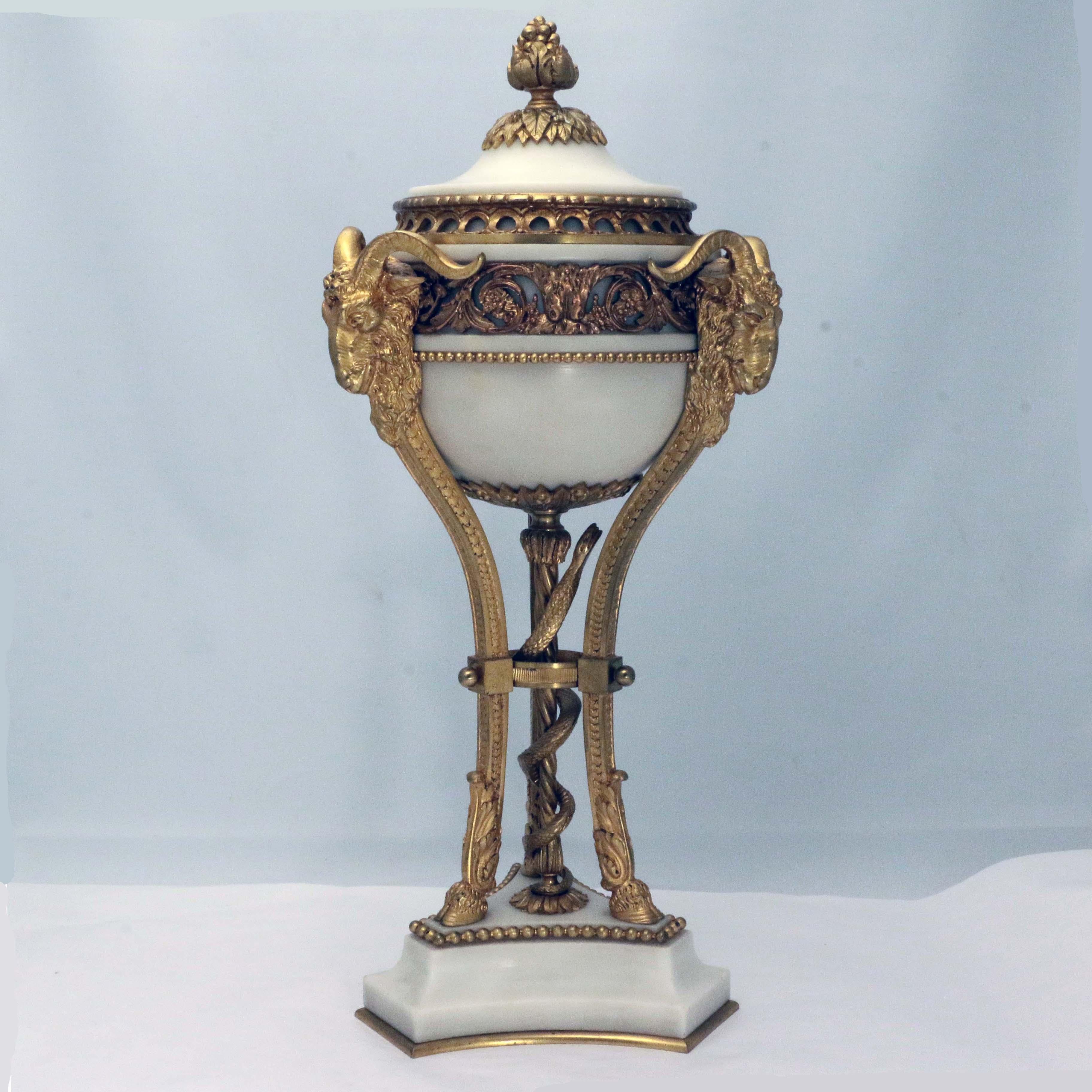 Paar französische Louis-XVI-Sessel  Weißer Marmor und vergoldete Bronze  (Louis XVI.) im Angebot