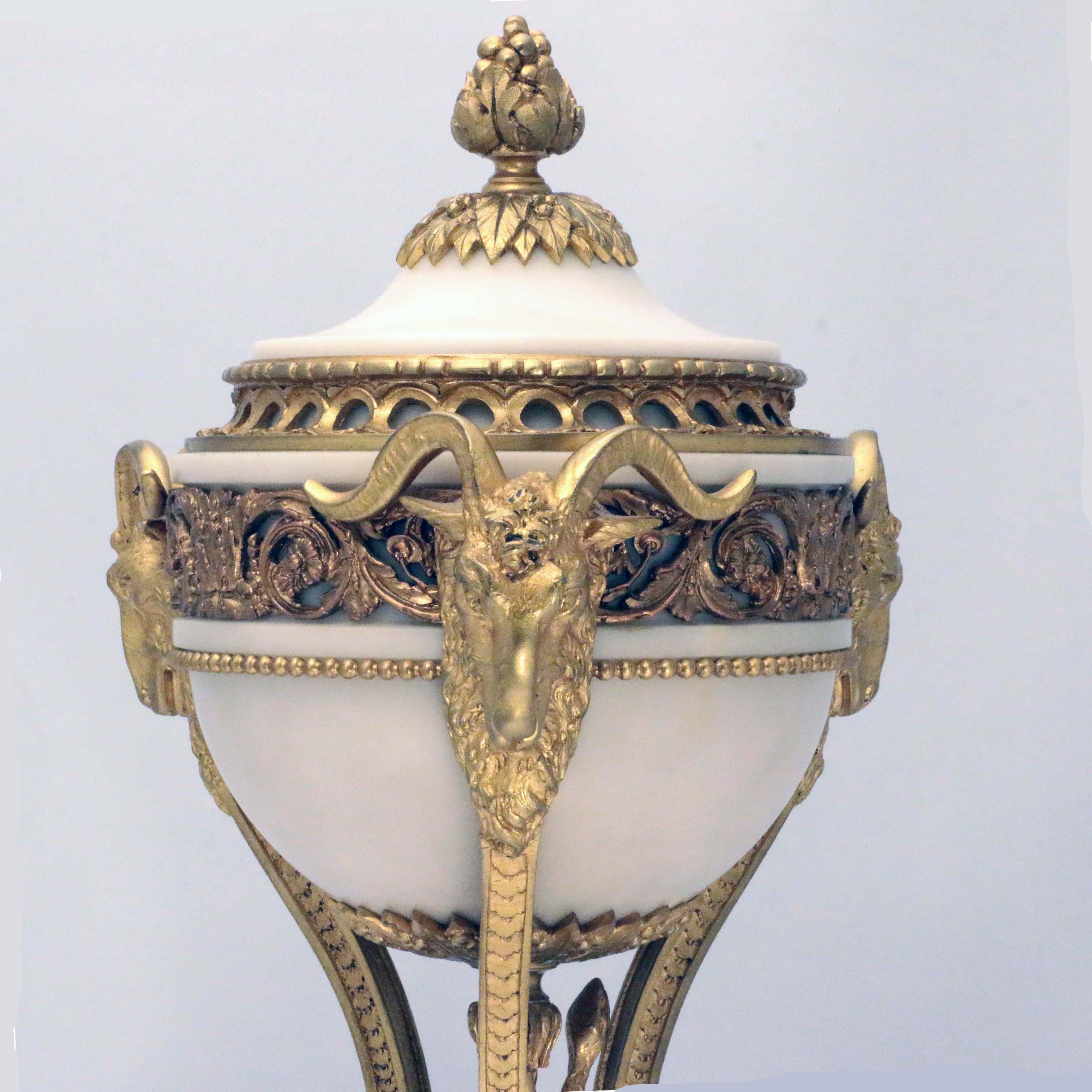 Paar französische Louis-XVI-Sessel  Weißer Marmor und vergoldete Bronze  (Handgeschnitzt) im Angebot