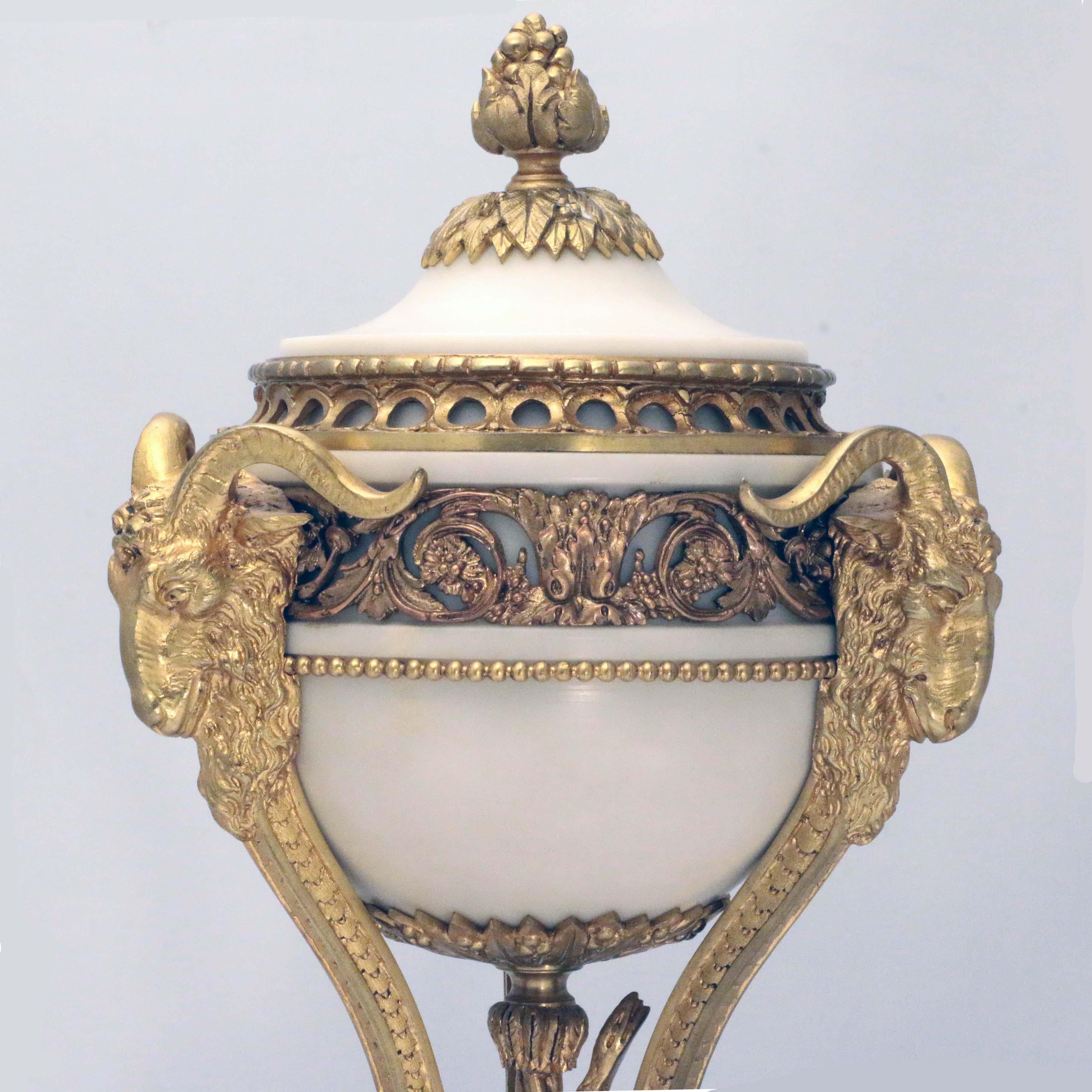 XIXe siècle Paire de pièces françaises Louis XVI  Marbre blanc et bronze doré  en vente
