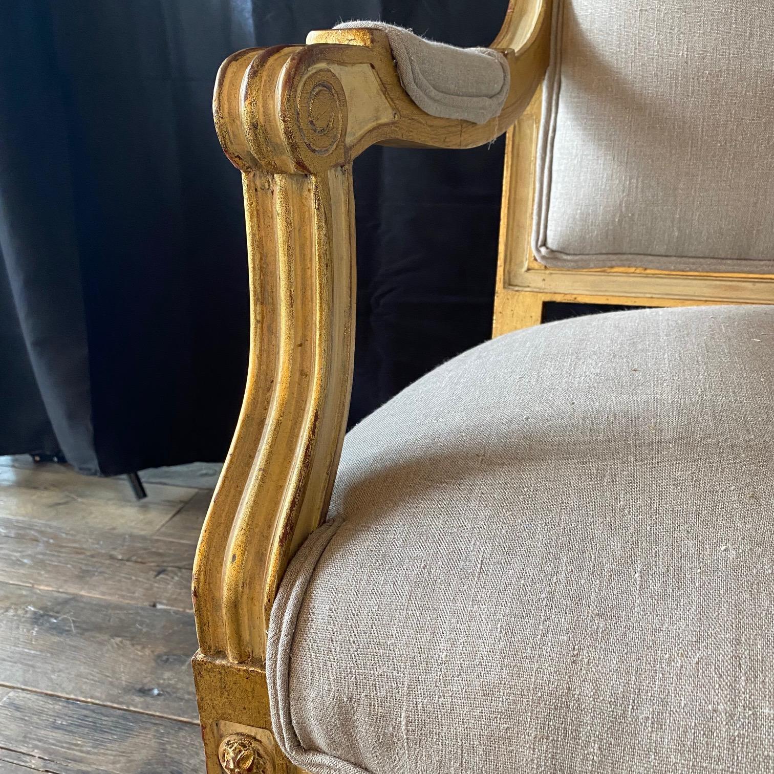 Paire de fauteuils néoclassiques français Louis XVI peints en or doré en vente 3