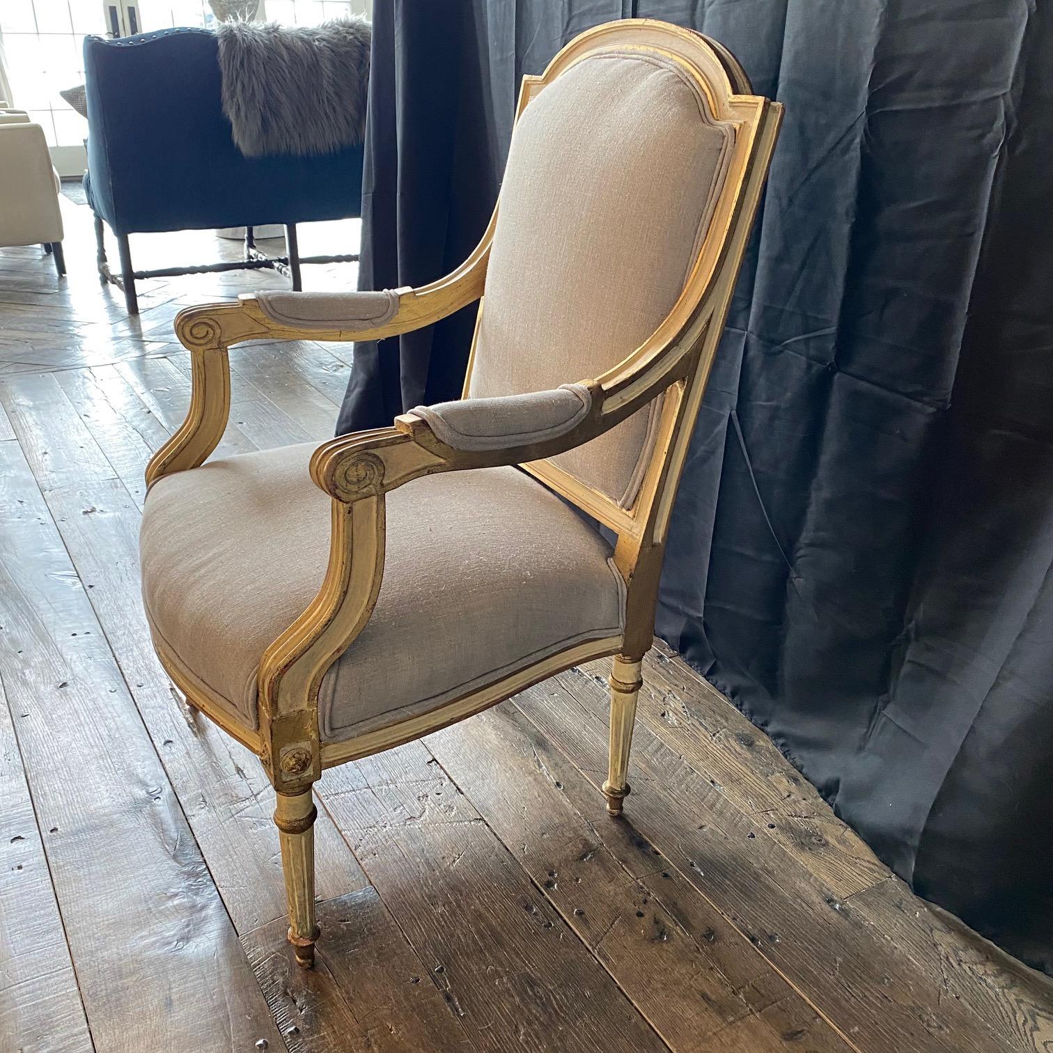Tissu d'ameublement Paire de fauteuils néoclassiques français Louis XVI peints en or doré en vente