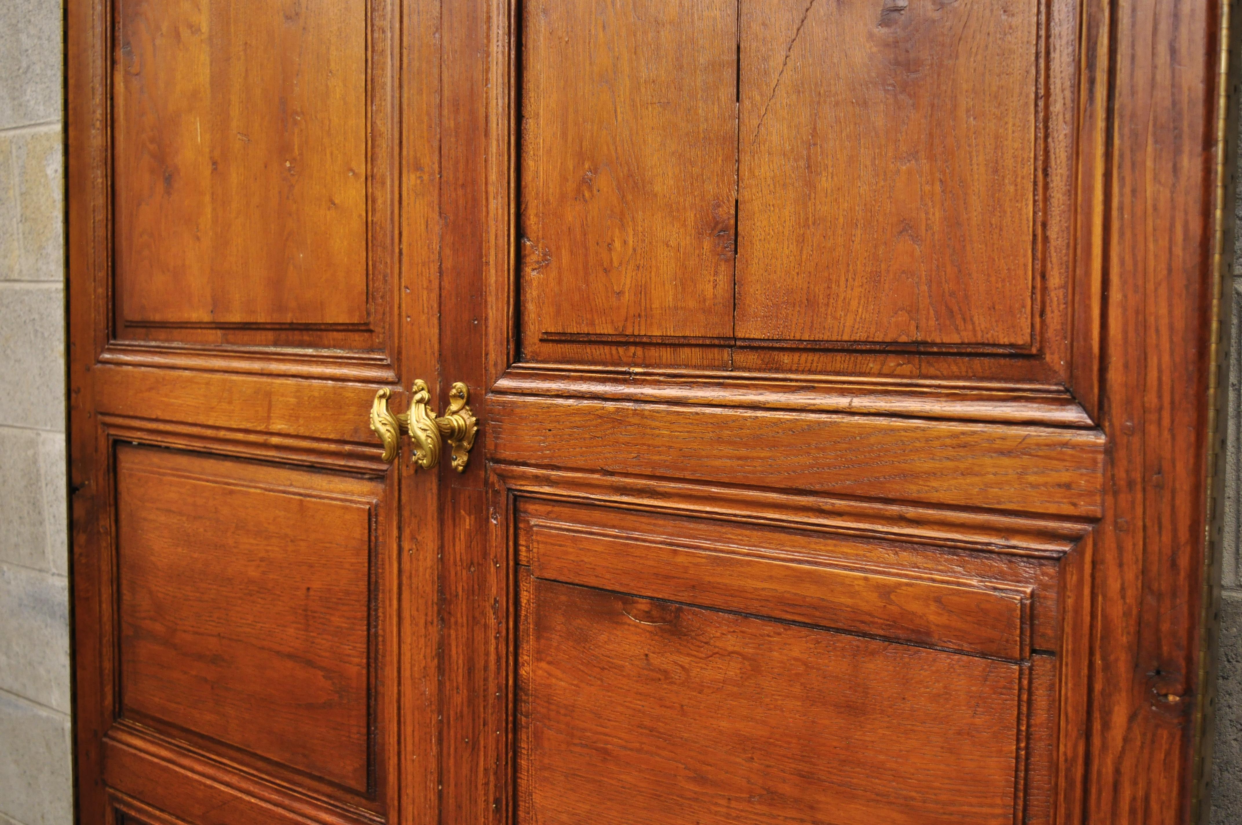 Pair of French Louis XVI Oak Interior Double Doors with Bronze Rococo Door Knobs In Good Condition In Philadelphia, PA