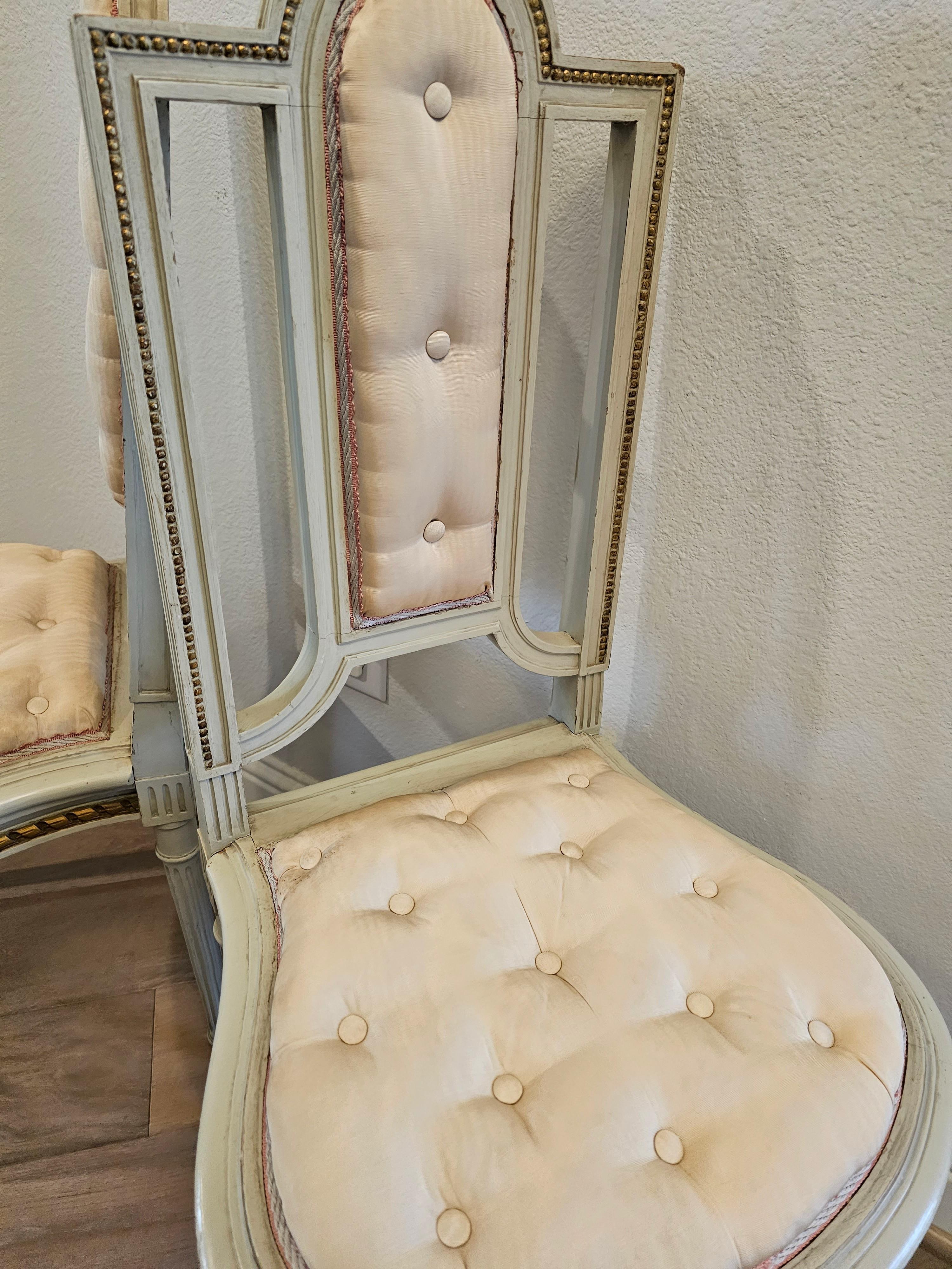 Paire de chaises anciennes françaises Louis XVI peintes et dorées à la feuille en vente 2