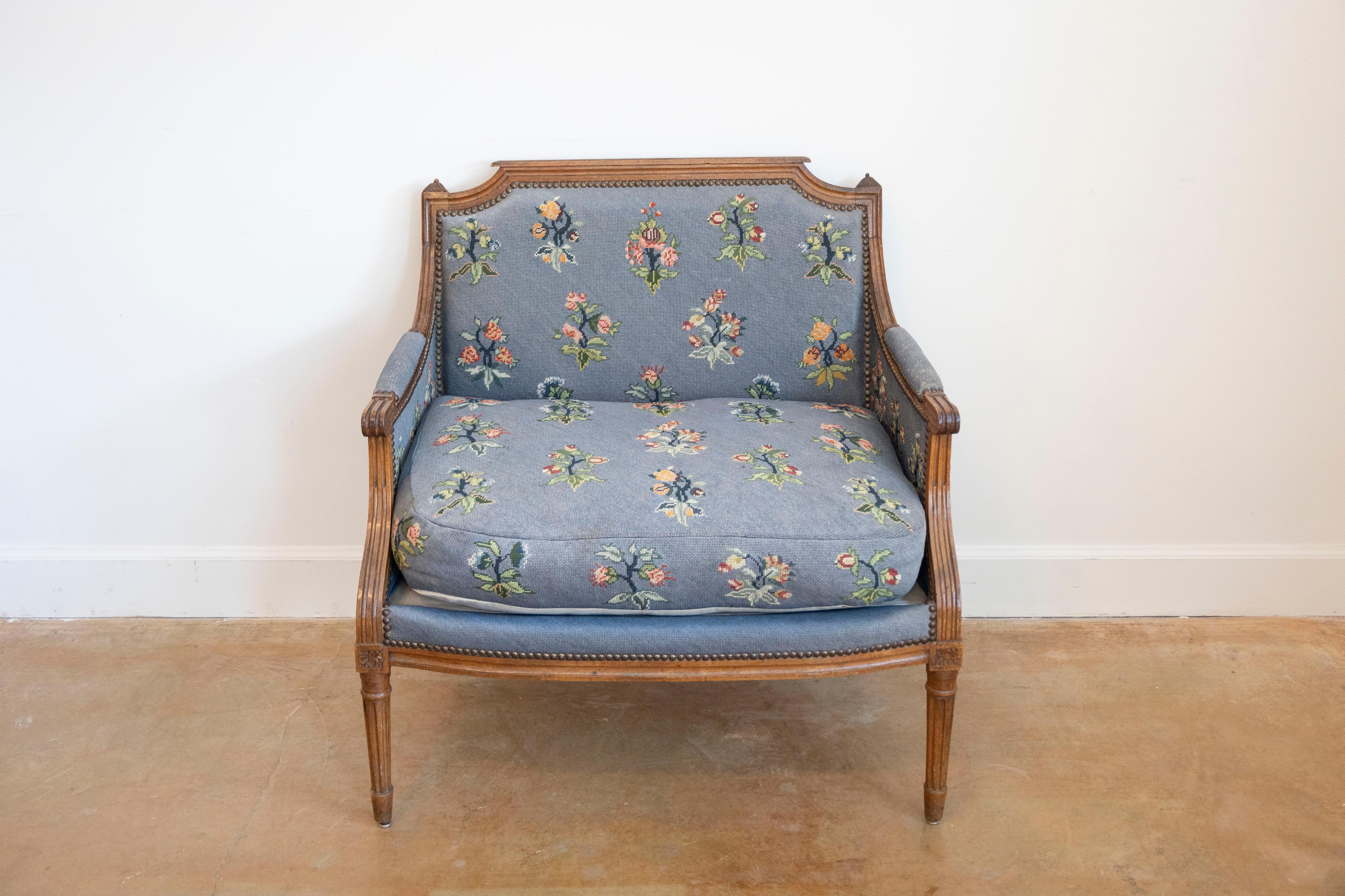Carved Pair of French Louis XVI Period 1790s Bergère Marquise Chairs with Upholstery For Sale
