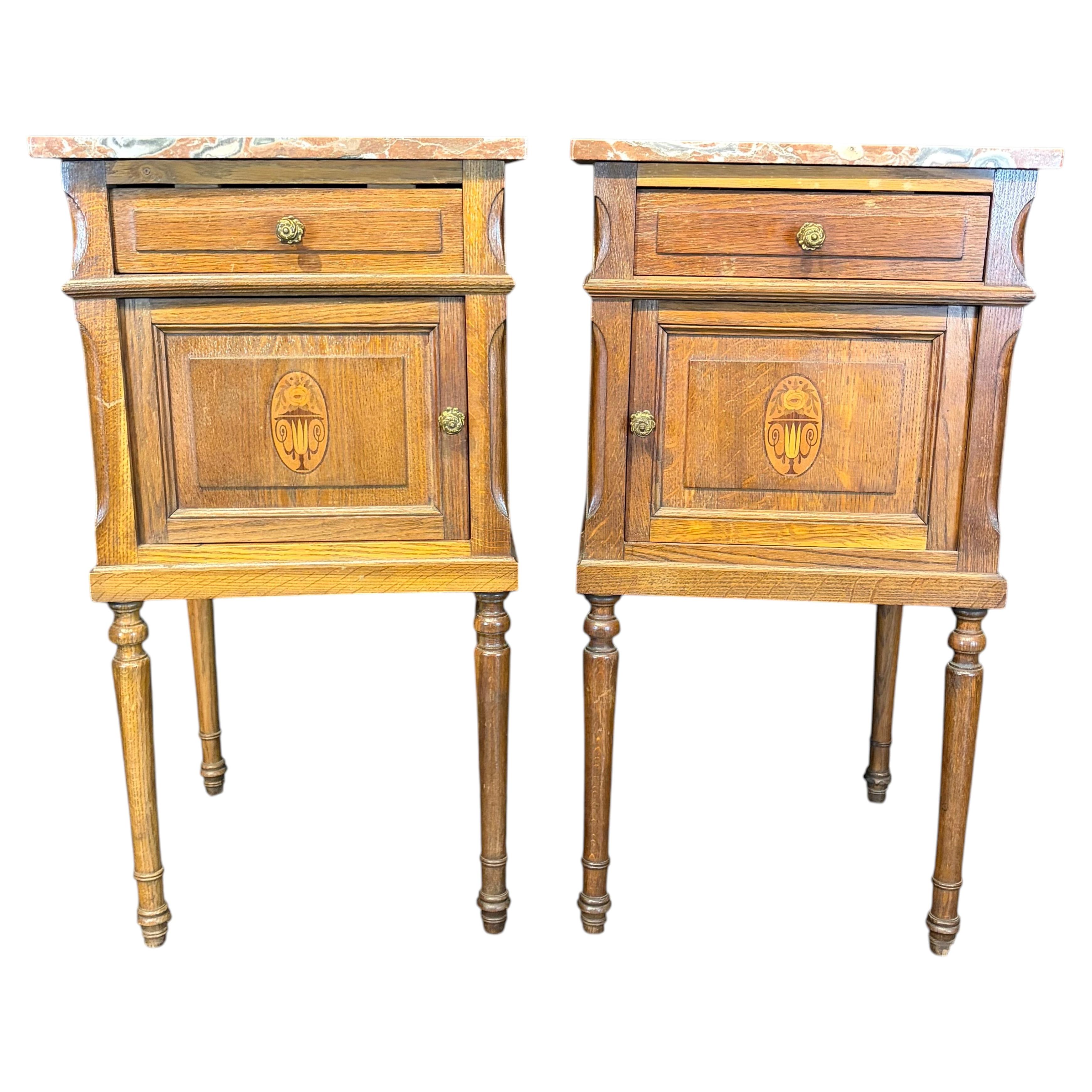 Par de mesitas de noche francesas de estilo Luis XVI, de roble con tapa de mármol en venta