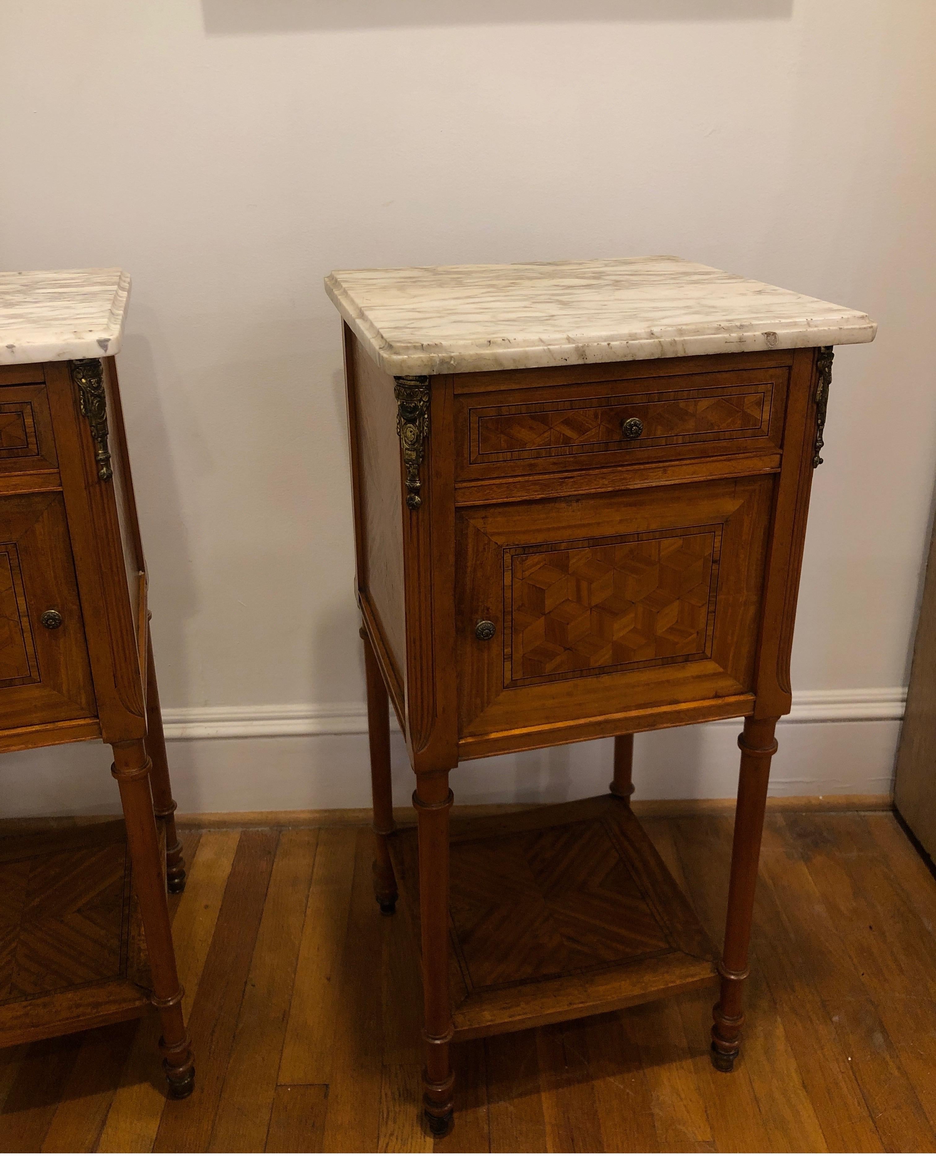 Paar französische Louis-XVI-Beistelltische mit Marmorplatten (Französisch) im Angebot
