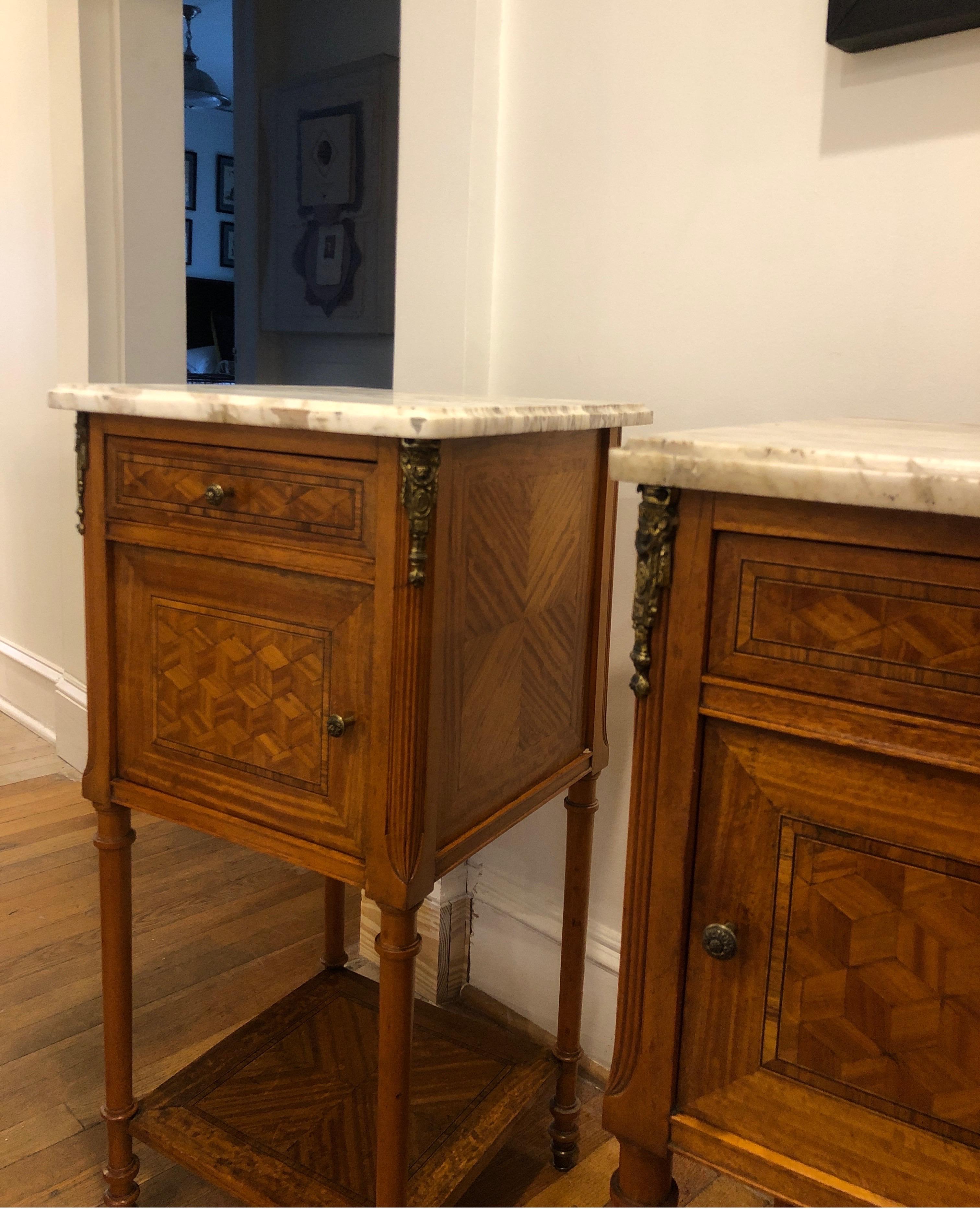 Paar französische Louis-XVI-Beistelltische mit Marmorplatten im Zustand „Gut“ im Angebot in Los Angeles, CA