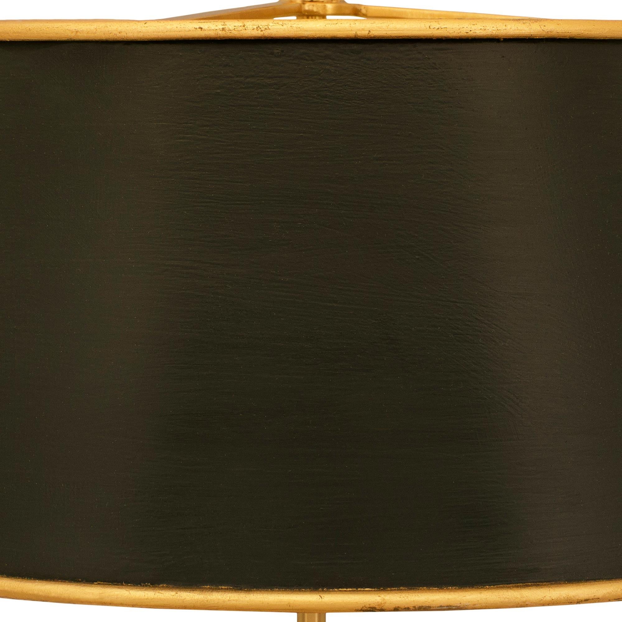 XX secolo coppia di lampade Bouillotte in ormolu e tole francesi di epoca Luigi XVI in vendita