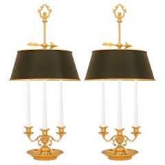 Paar französische Louis-XVI-Lampen aus Goldbronze und Tole-Bouillotte im Stil Louis XVI.