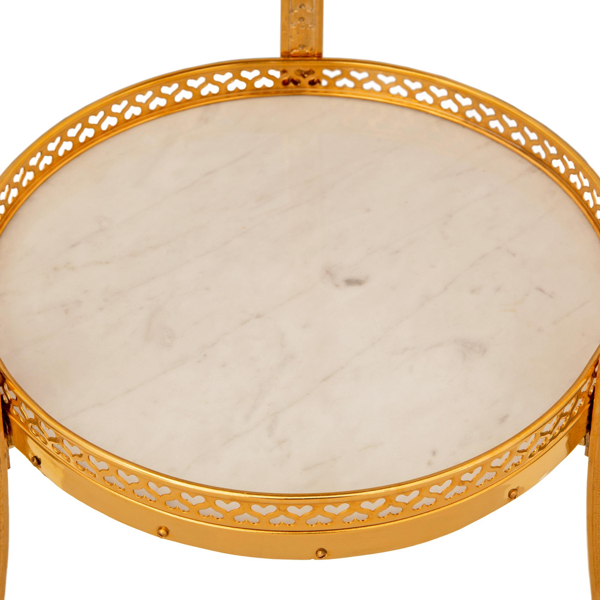 XIX secolo coppia di tavolini francesi in stile Luigi XVI in ormù e marmo bianco di Carrara in vendita