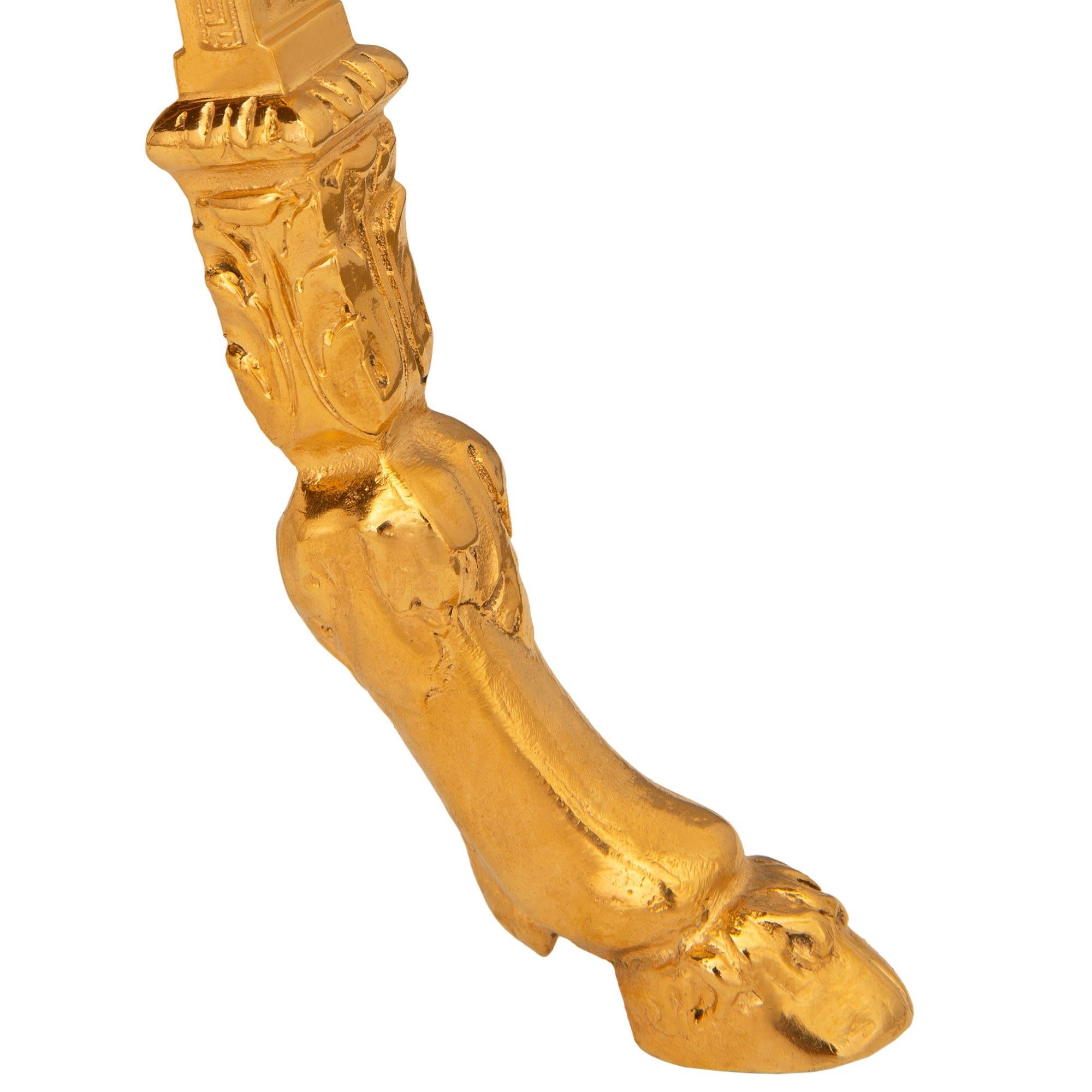 Similoro coppia di tavolini francesi in stile Luigi XVI in ormù e marmo bianco di Carrara in vendita