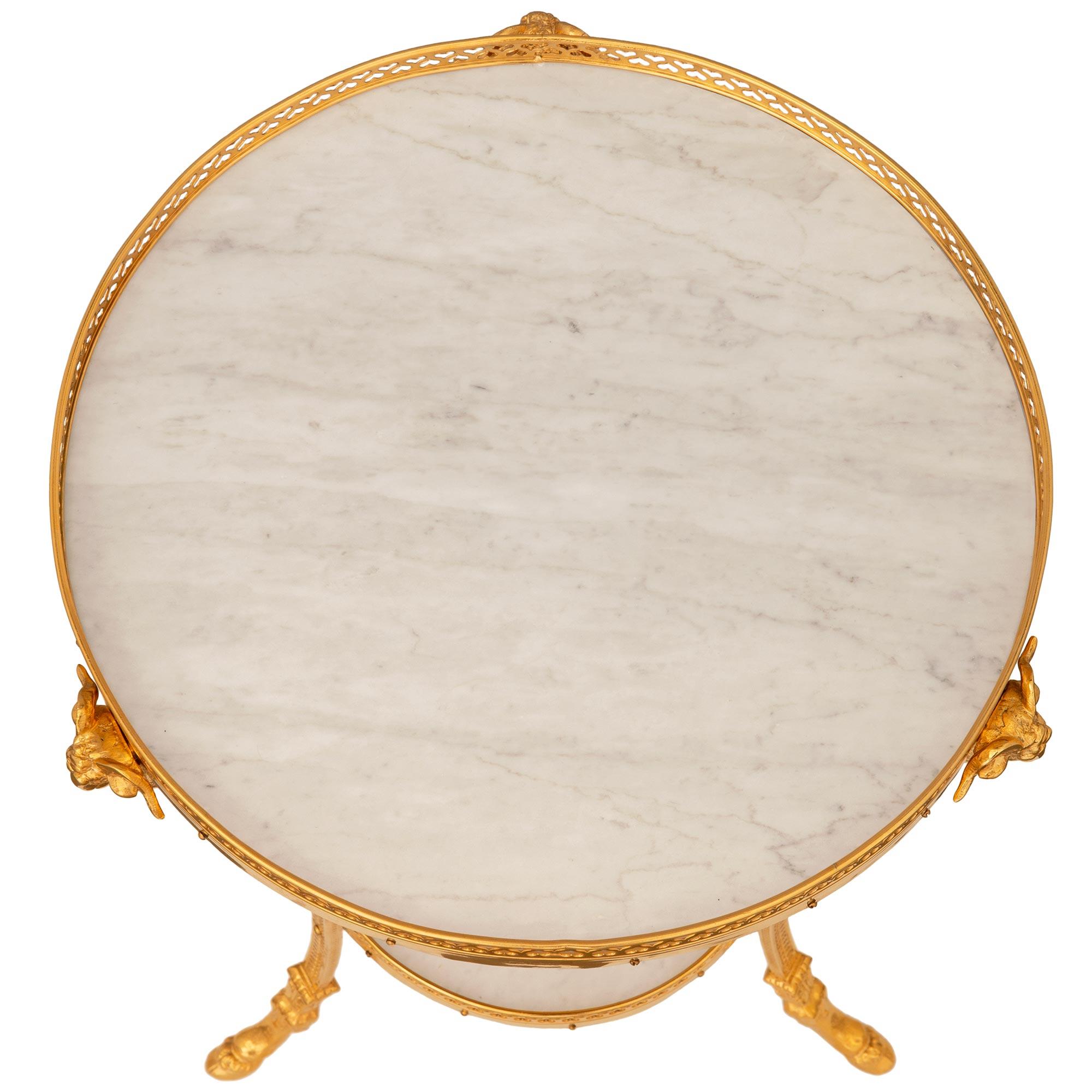 coppia di tavolini francesi in stile Luigi XVI in ormù e marmo bianco di Carrara in vendita 1