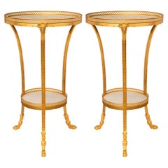 Paire de tables d'appoint françaises Louis XVI en bronze doré et marbre de Carrare blanc