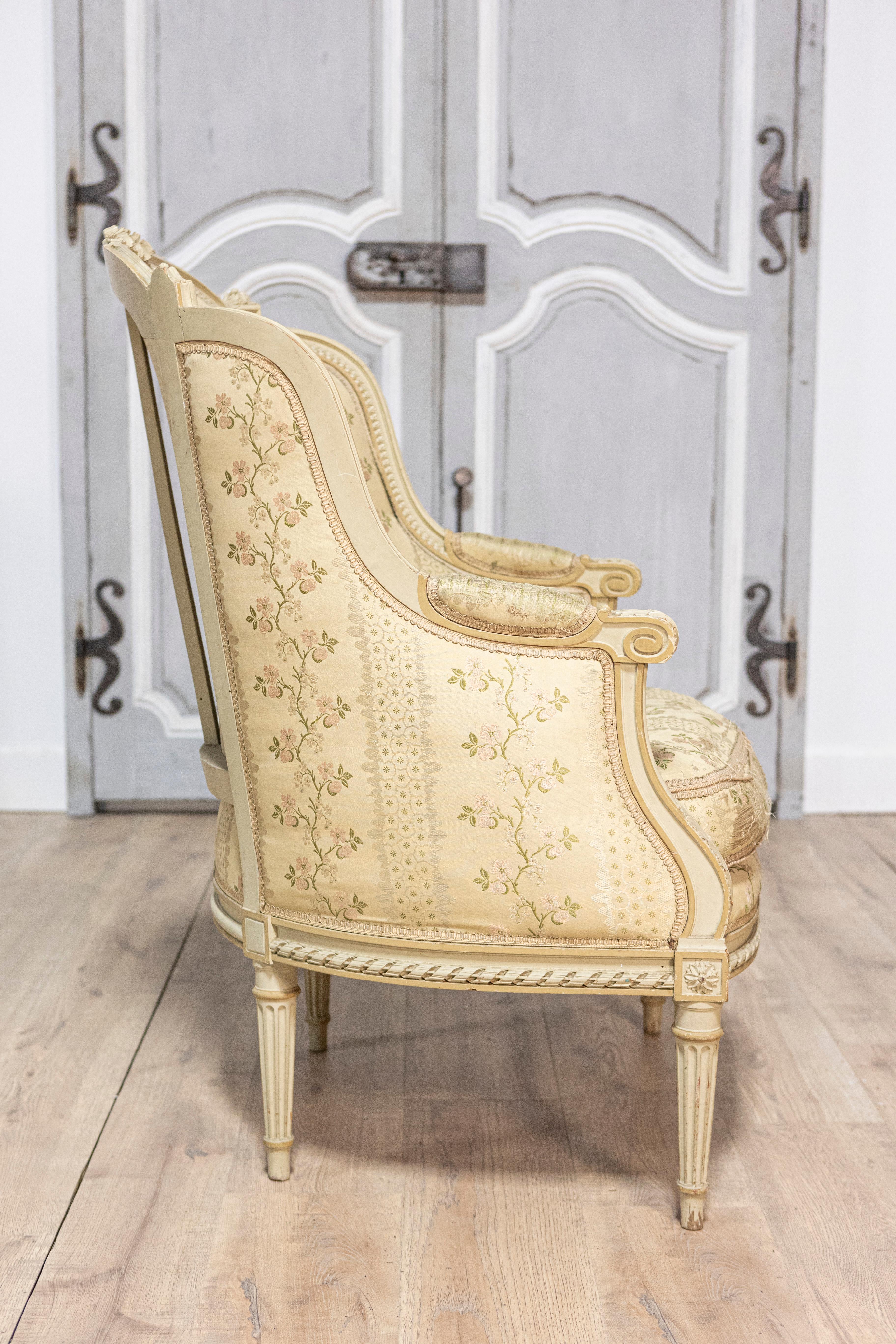 Pareja de Bergères à Oreilles francesas pintadas y talladas estilo Luis XVI de 1900 en venta 3