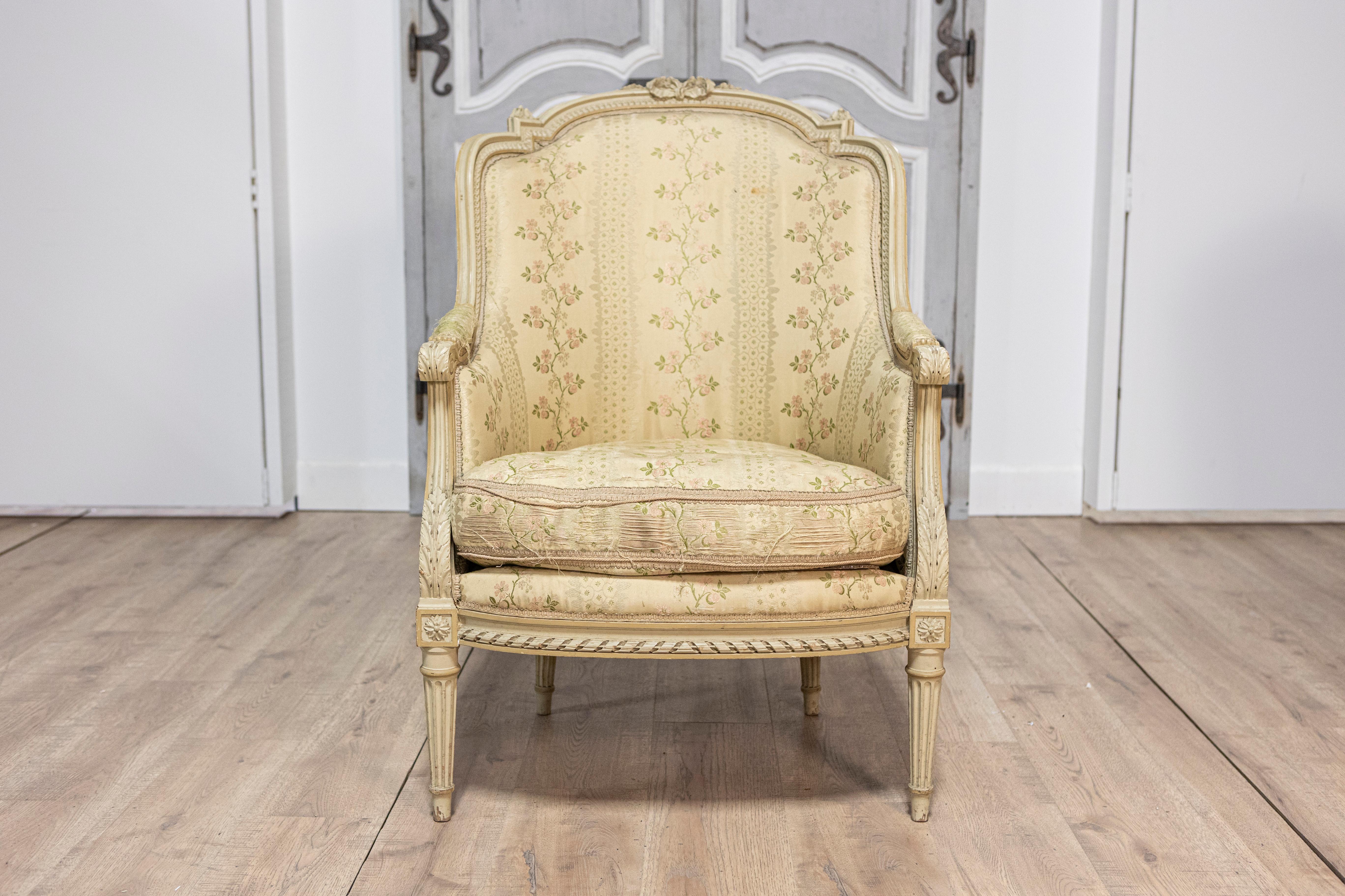Pareja de Bergères à Oreilles francesas pintadas y talladas estilo Luis XVI de 1900 en venta 2