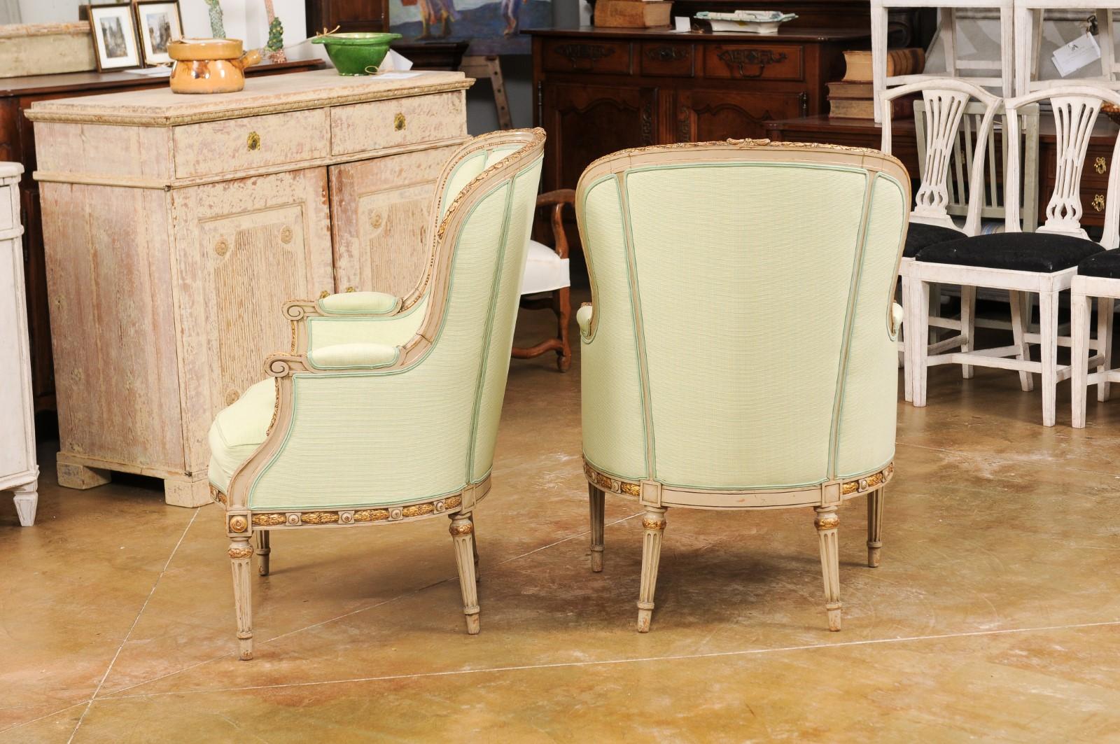 Pair of French Louis XVI Style 1900s Painted and Parcel-Gilt Bergères Chairs For Sale 4