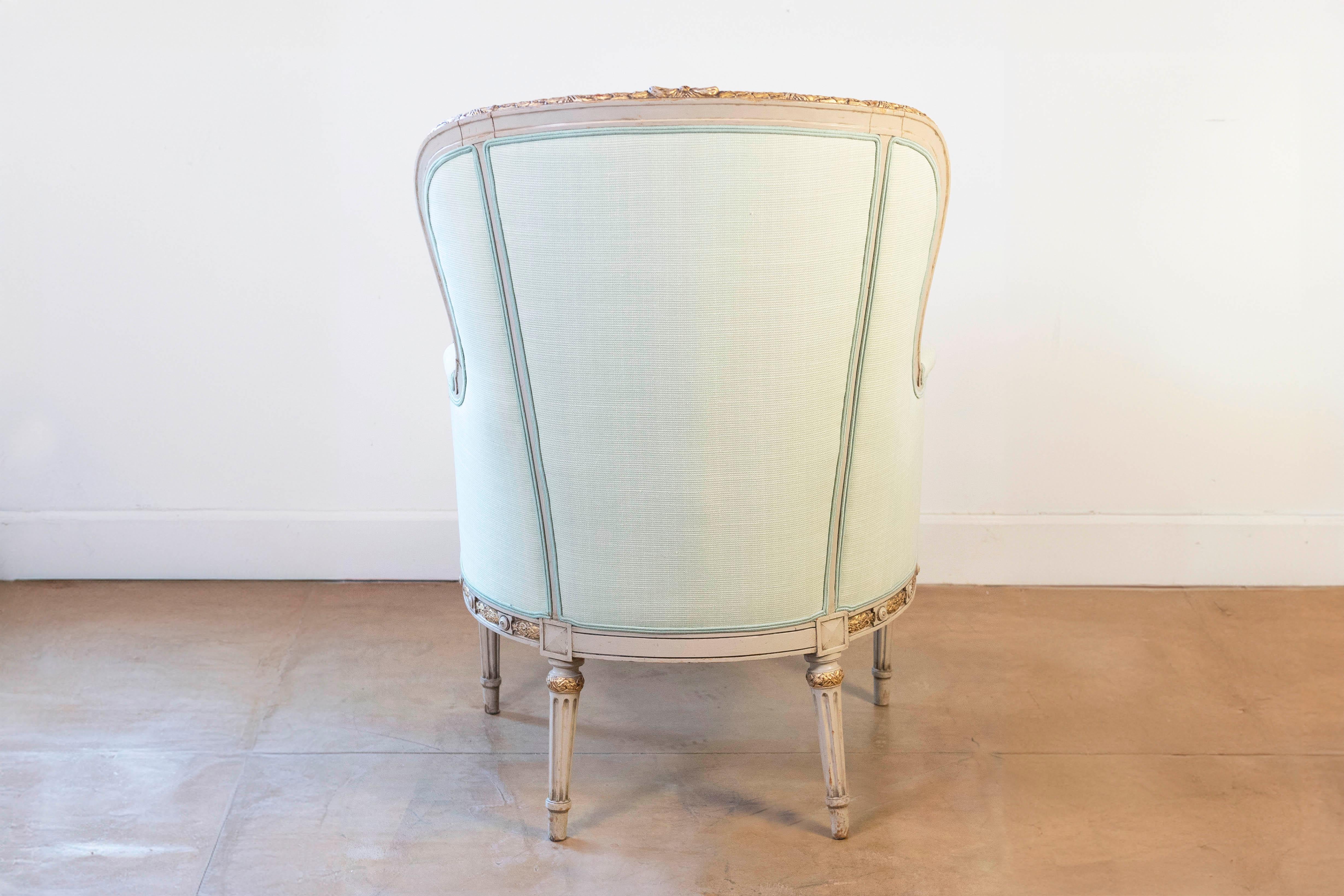 Pair of French Louis XVI Style 1900s Painted and Parcel-Gilt Bergères Chairs For Sale 4