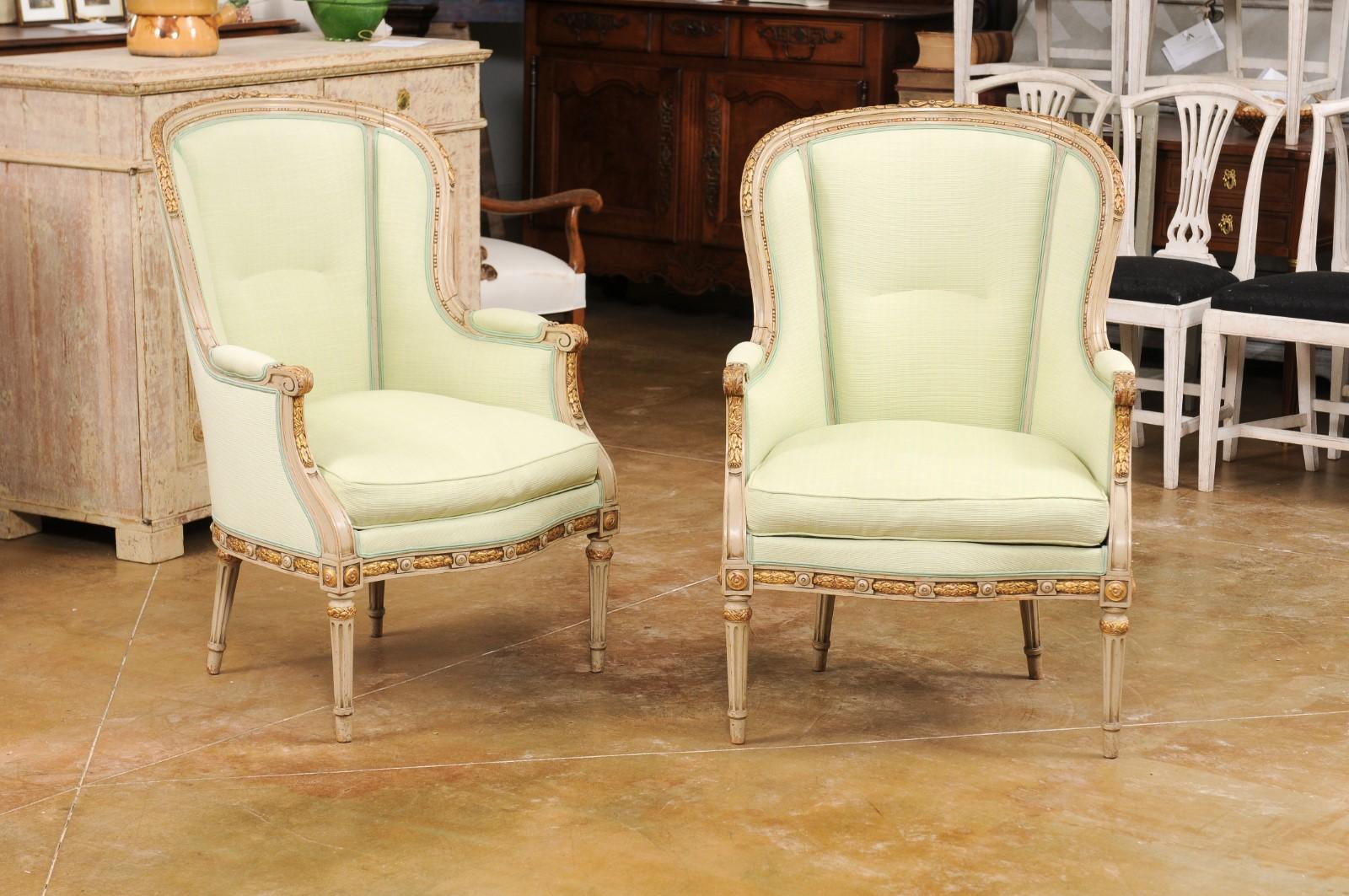 20th Century Pair of French Louis XVI Style 1900s Painted and Parcel-Gilt Bergères Chairs For Sale