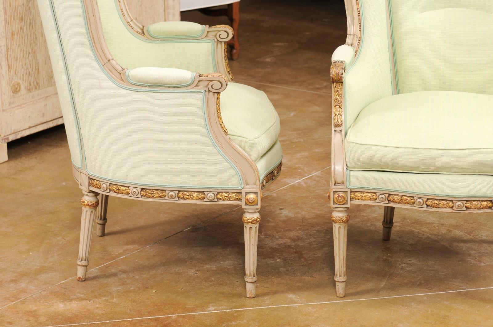 Tissu d'ameublement Paire de chaises Bergres de style Louis XVI 1900, peintes et dores  la feuille. en vente