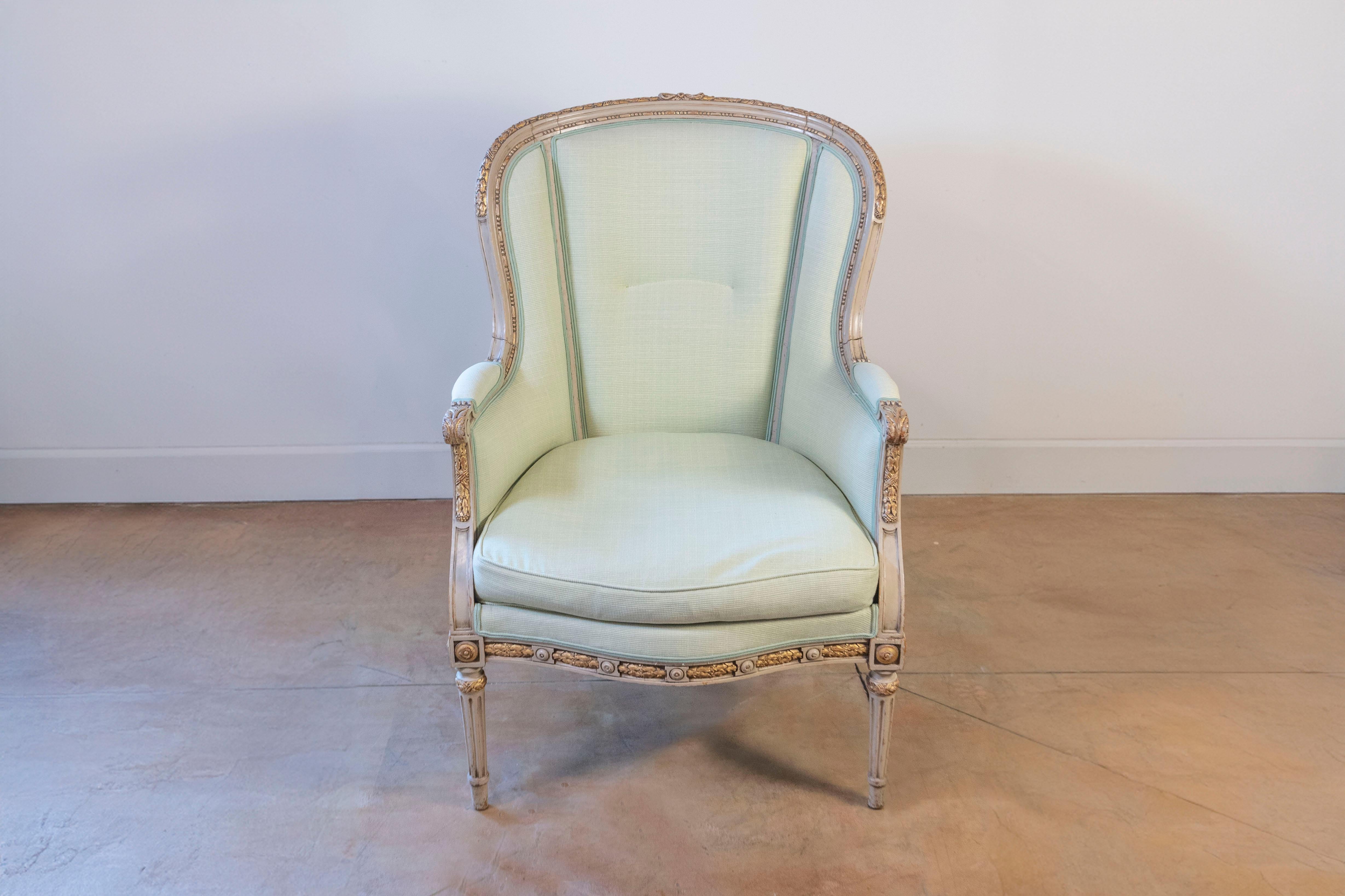 Pair of French Louis XVI Style 1900s Painted and Parcel-Gilt Bergères Chairs For Sale 1