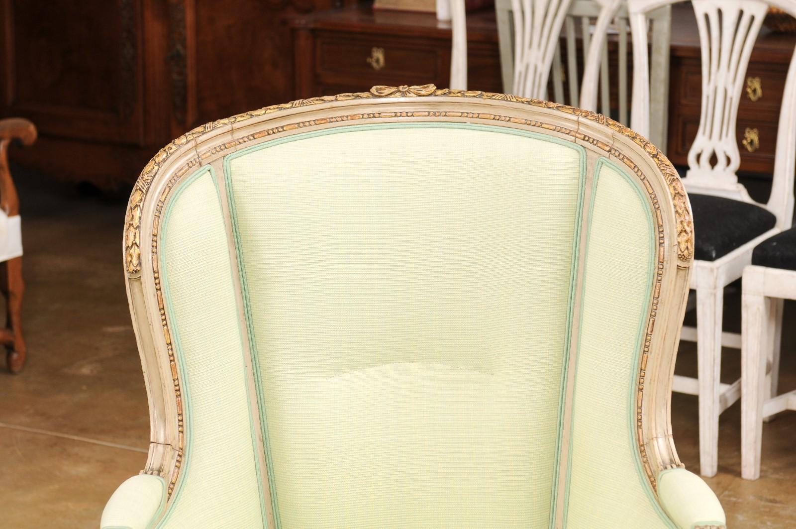 Pair of French Louis XVI Style 1900s Painted and Parcel-Gilt Bergères Chairs For Sale 2