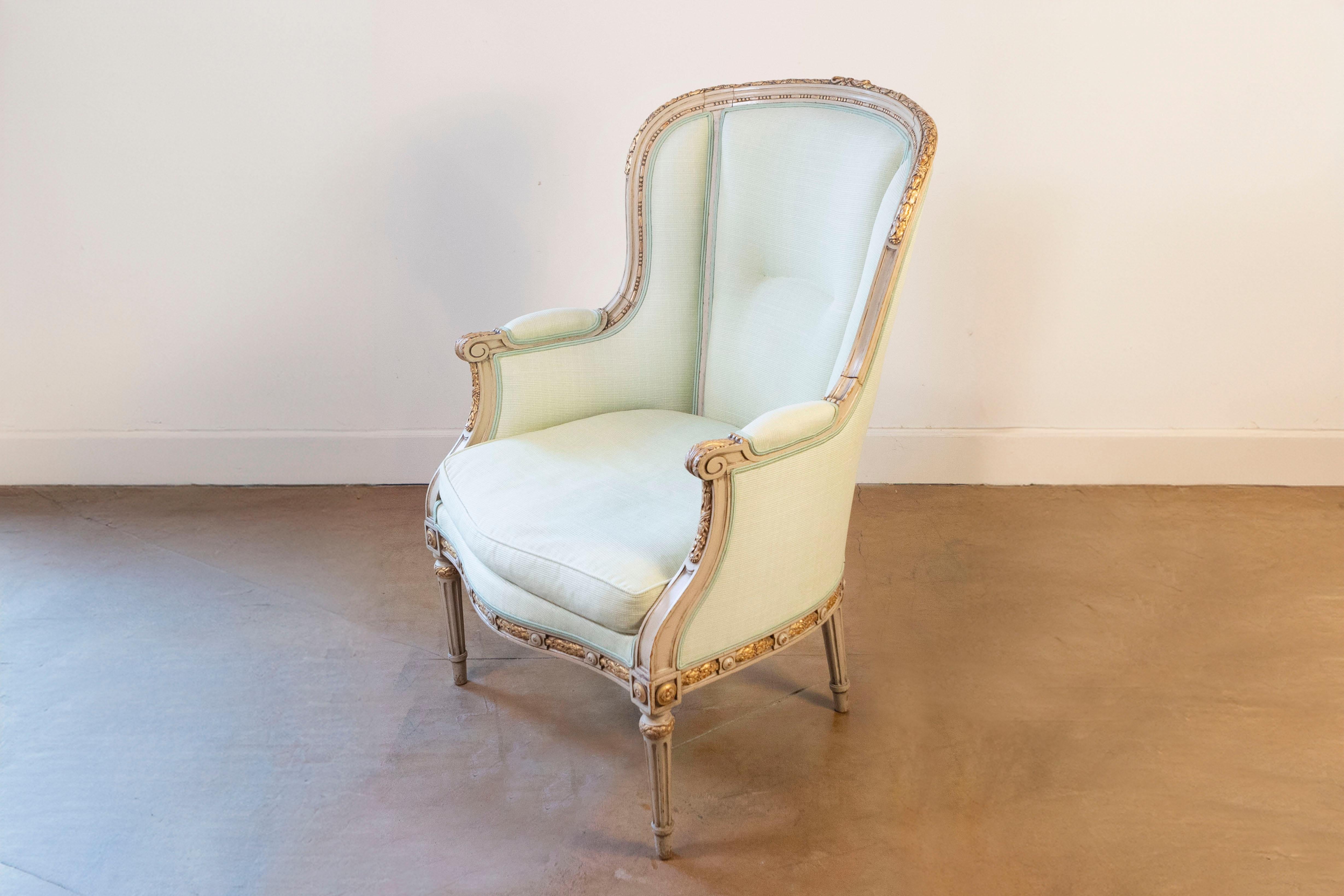 Pair of French Louis XVI Style 1900s Painted and Parcel-Gilt Bergères Chairs For Sale 2