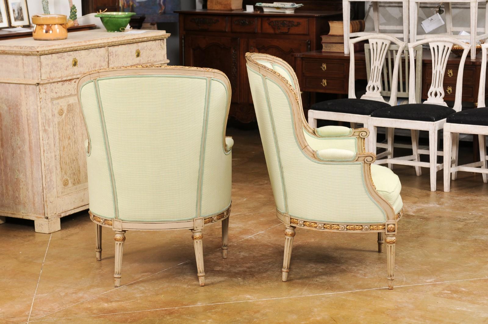 Pair of French Louis XVI Style 1900s Painted and Parcel-Gilt Bergères Chairs For Sale 3