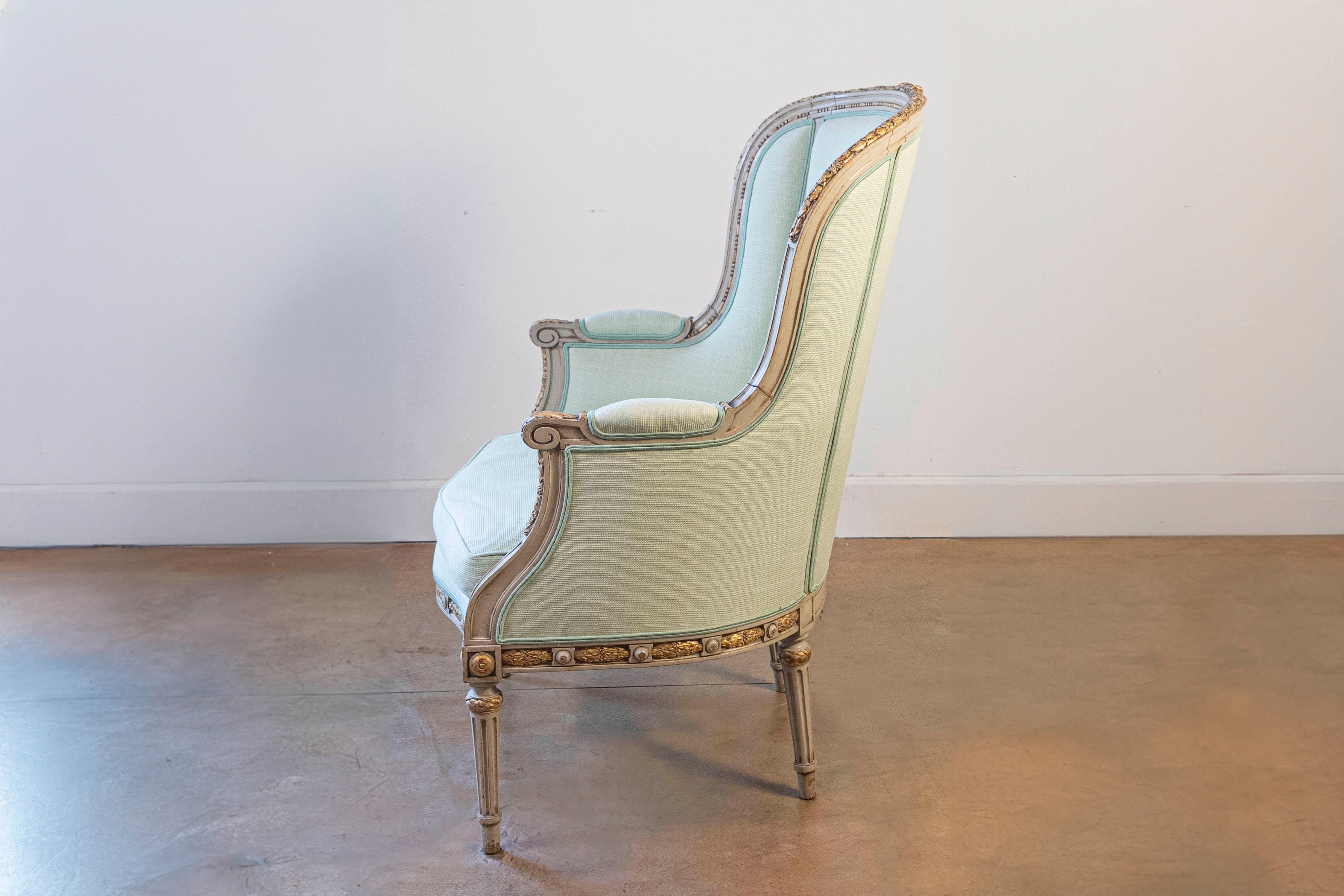 Pair of French Louis XVI Style 1900s Painted and Parcel-Gilt Bergères Chairs For Sale 3