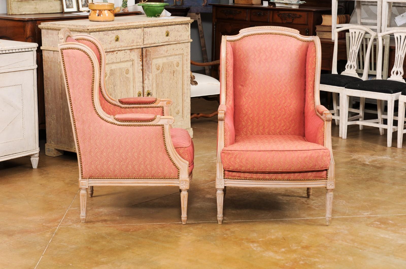 Paire de chaises Bergères françaises de style Louis XVI 1900 peintes et tapissées en vente 5