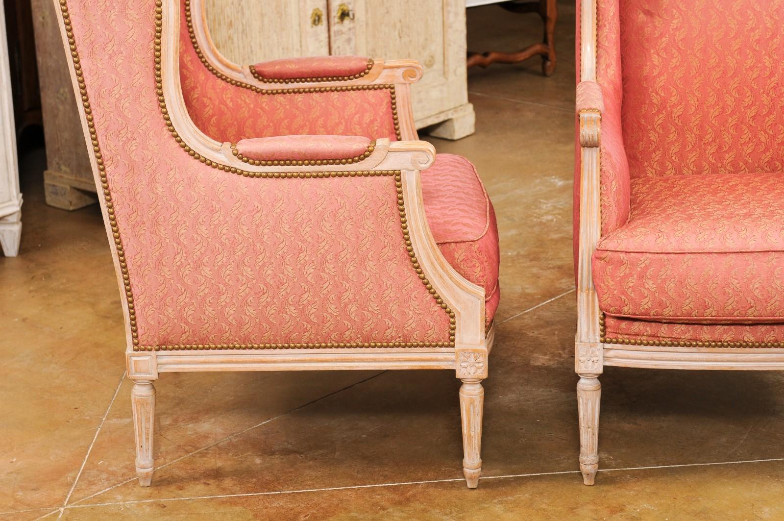 Paire de chaises Bergères françaises de style Louis XVI 1900 peintes et tapissées en vente 6