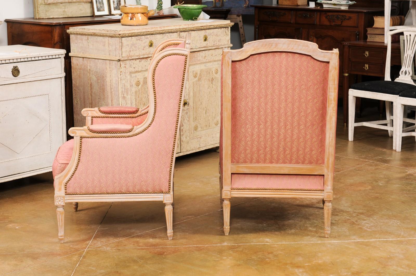 Paar französische Bergères-Stühle im Louis-XVI-Stil aus der Zeit um 1900, bemalt und gepolstert (Geschnitzt) im Angebot