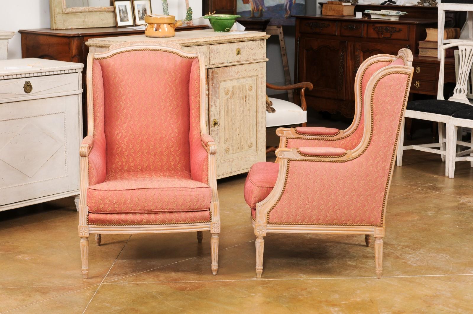 20ième siècle Paire de chaises Bergères françaises de style Louis XVI 1900 peintes et tapissées en vente