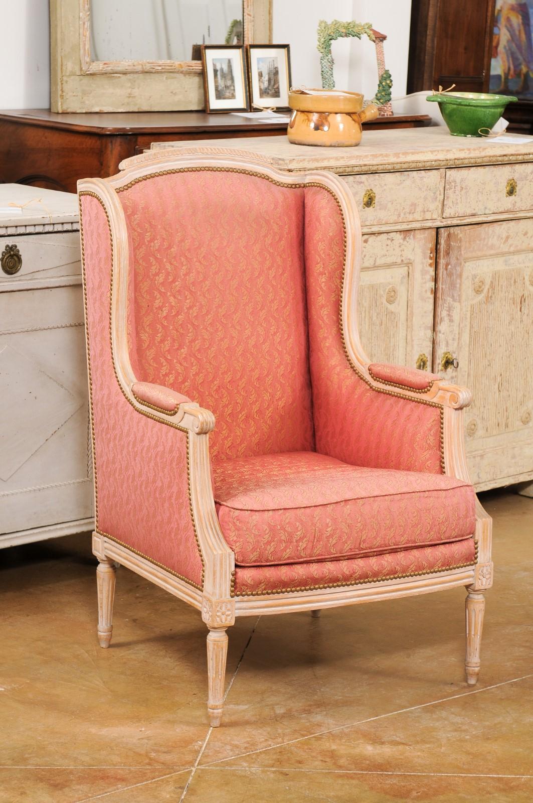 Paire de chaises Bergères françaises de style Louis XVI 1900 peintes et tapissées en vente 2