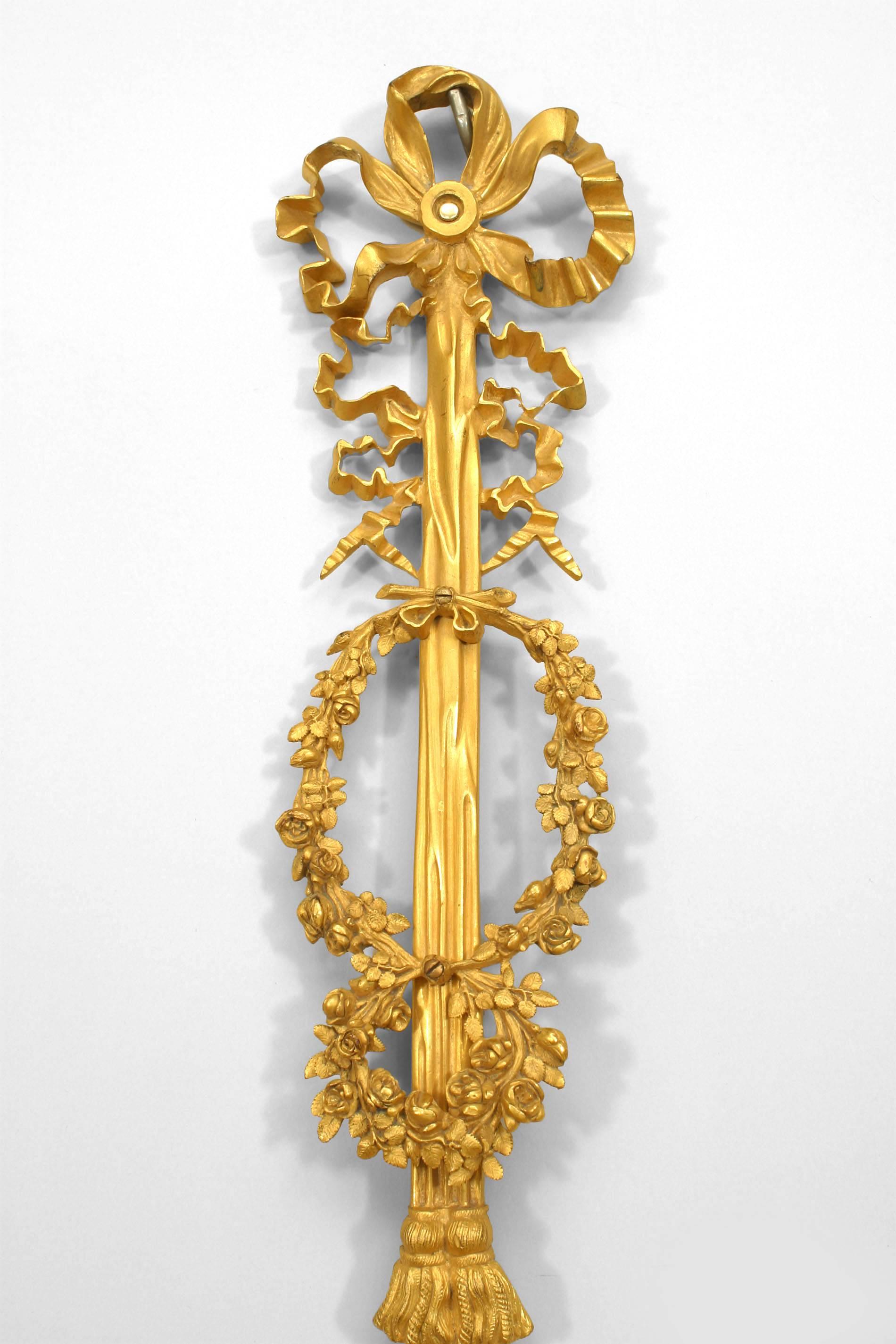 Pareja de apliques de pared de bronce dorado de 2 brazos de estilo Luis XVI francés (s. XIX) con una parte superior de nudo de lazo sobre un diseño de corona seguido de una lira con cabeza de águila y parte inferior de borla. (PRECIO POR PAR)
