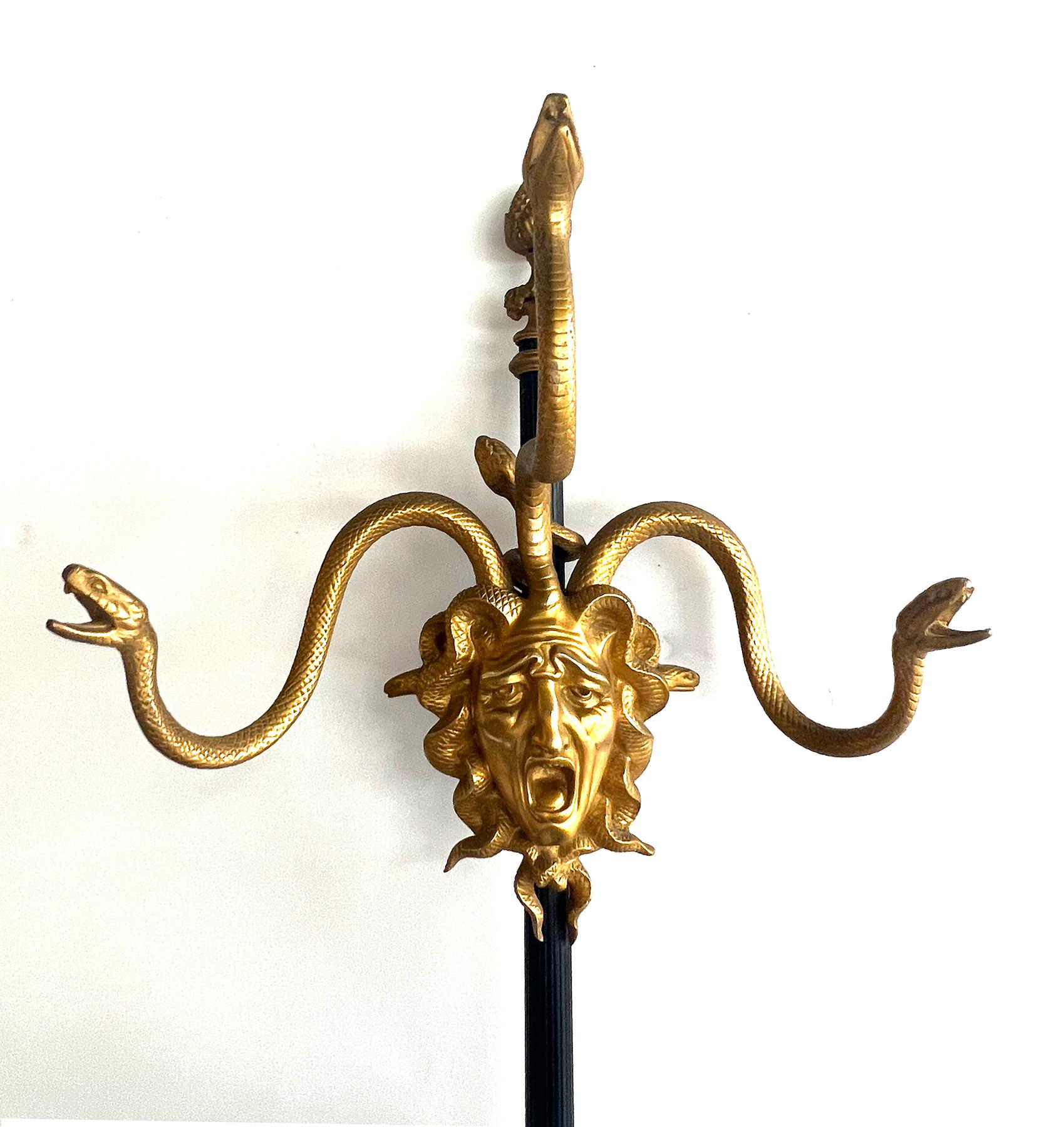 Paire d'arbres d'entrée Méduse en bronze du 19ème siècle de style Louis XVI français en vente 3