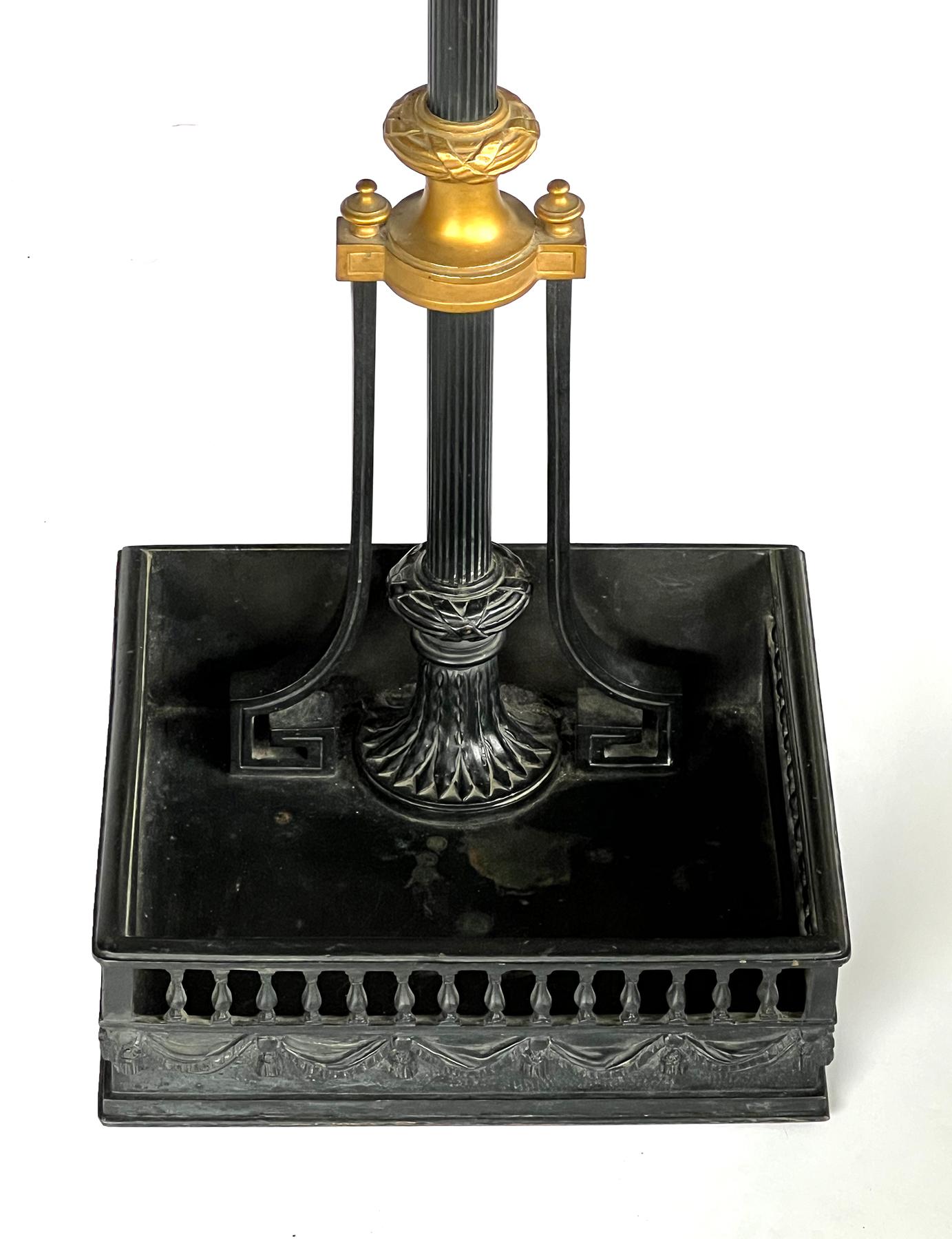 Paire d'arbres d'entrée Méduse en bronze du 19ème siècle de style Louis XVI français en vente 4