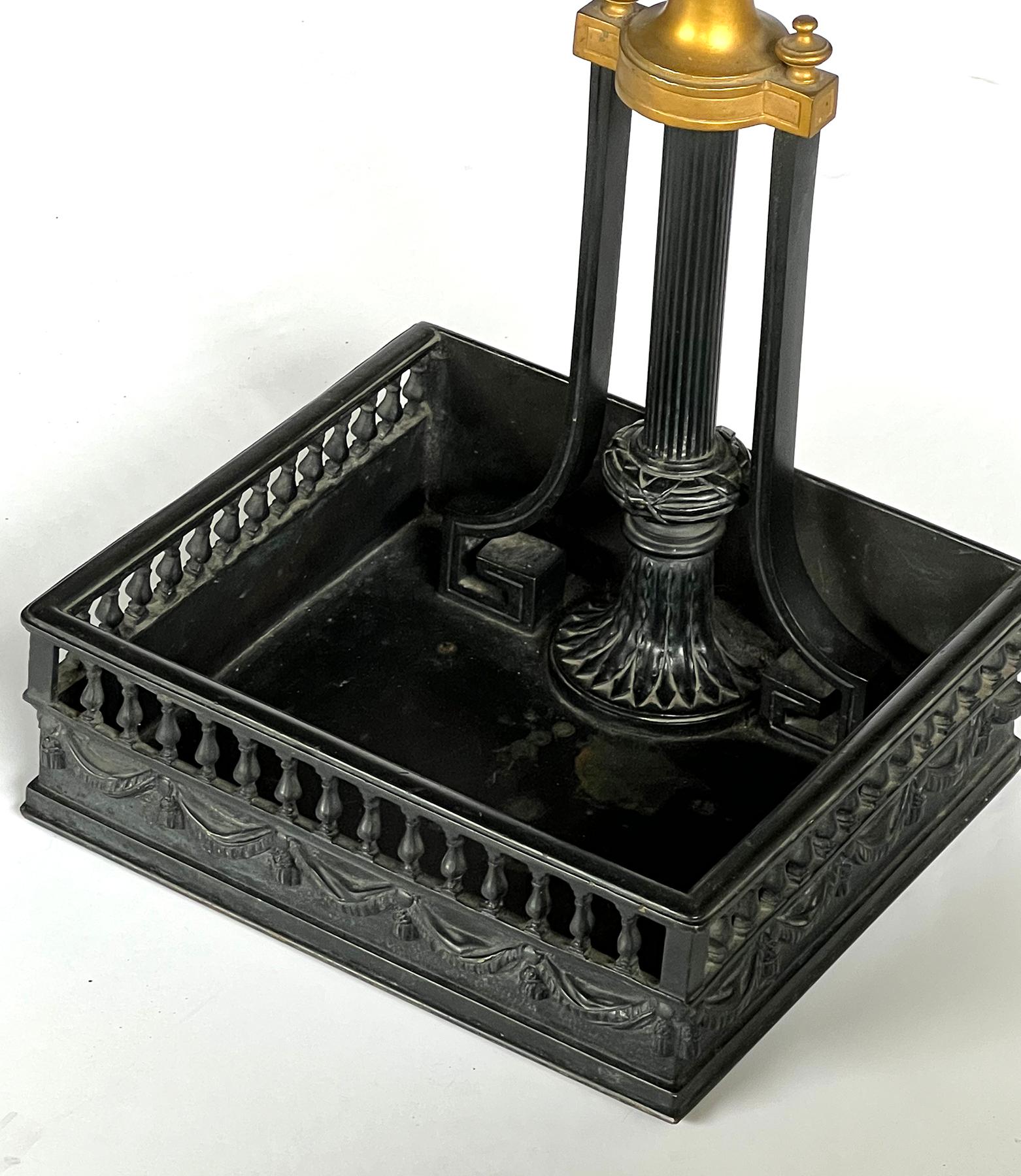 Paire d'arbres d'entrée Méduse en bronze du 19ème siècle de style Louis XVI français en vente 5