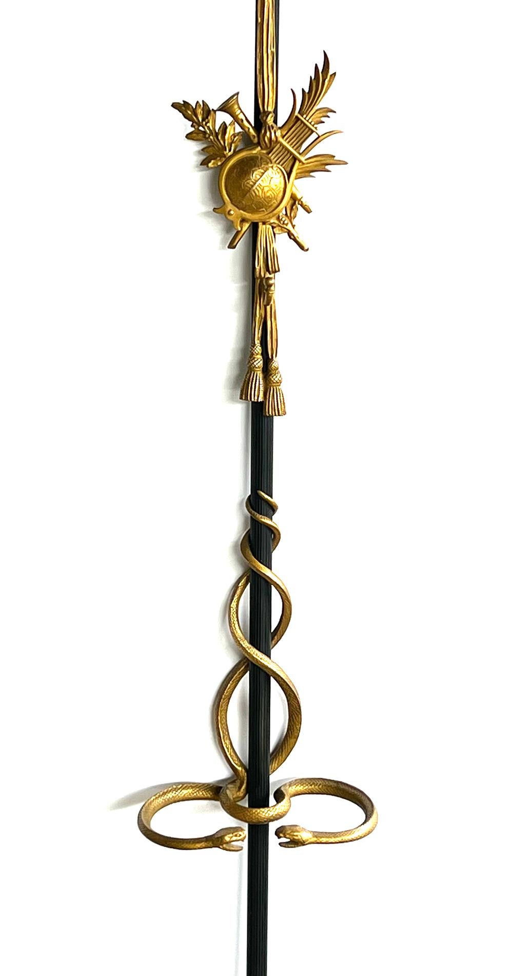 chaque grand arbre en bronze cannelé finement travaillé, orné d'une décoration néoclassique finement détaillée en bronze doré avec des fleurons en forme de baies, des nœuds, des rubans et des glands, centré sur un trophée avec une lyre ; le masque