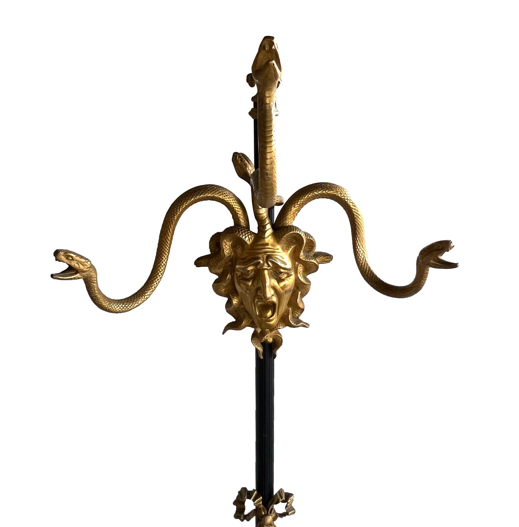 XIXe siècle Paire d'arbres d'entrée Méduse en bronze du 19ème siècle de style Louis XVI français en vente