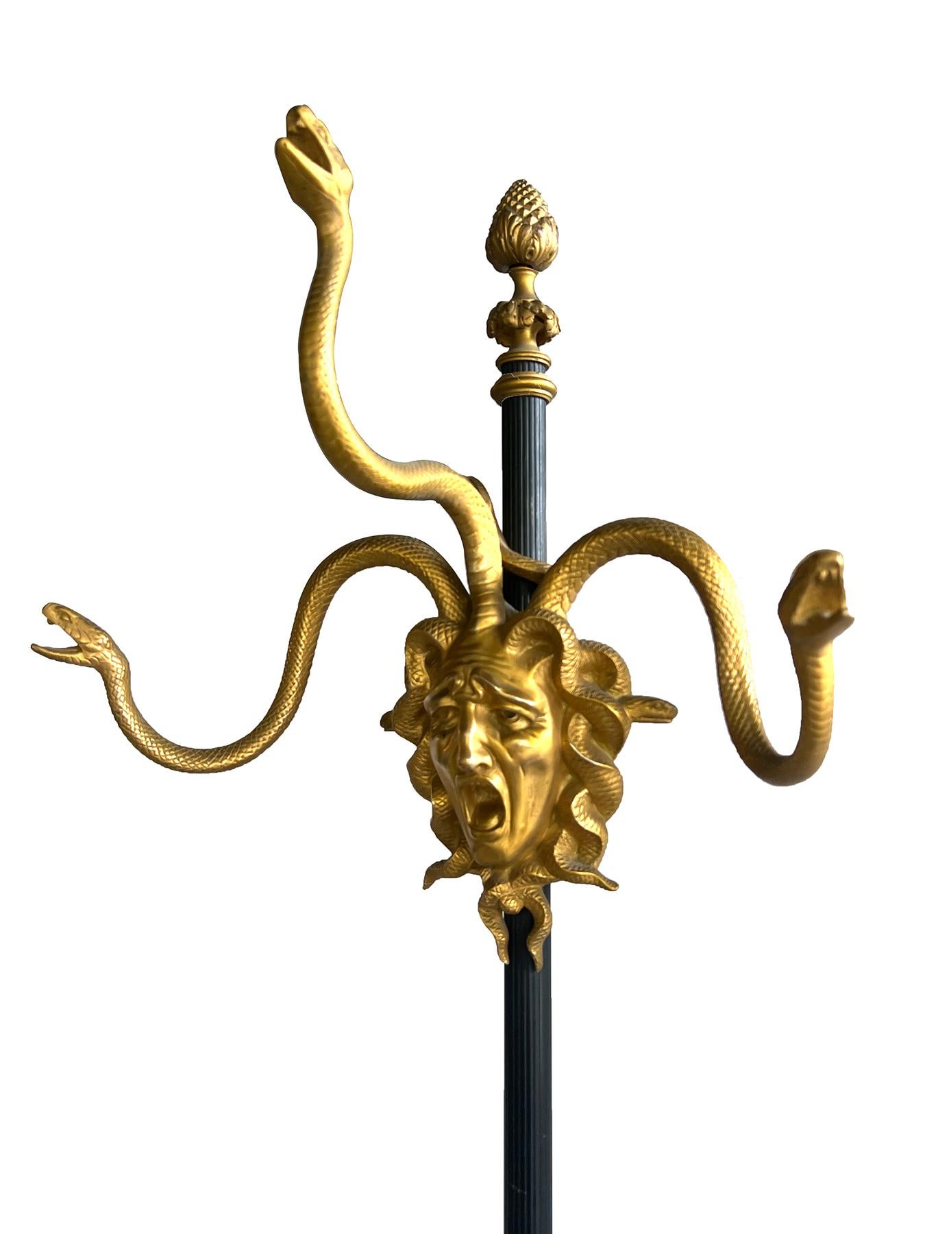 Bronze Paire d'arbres d'entrée Méduse en bronze du 19ème siècle de style Louis XVI français en vente