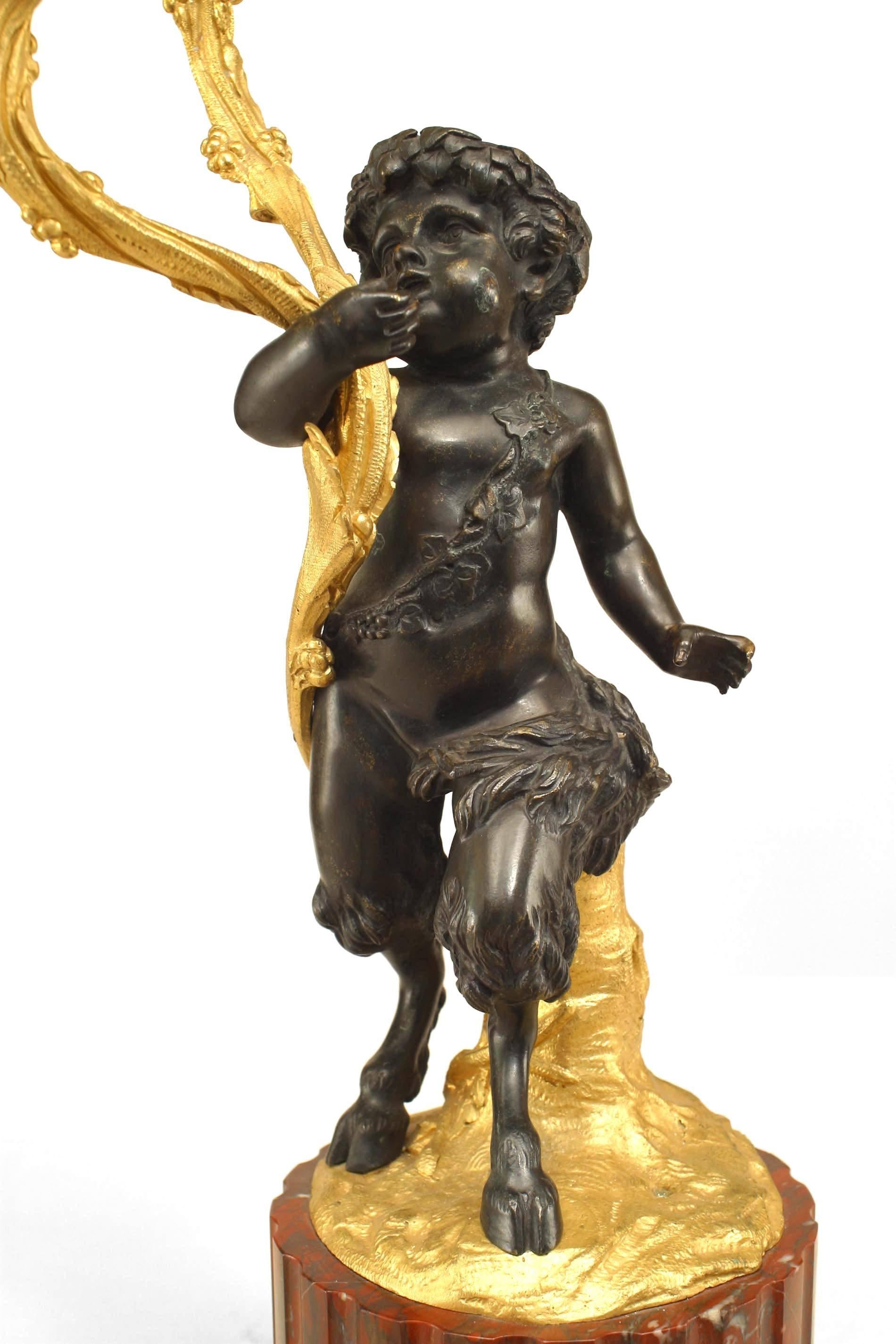 Paar französische Amor- und Satyr-Kandelaber im Louis-XVI.-Stil (Bronze) im Angebot
